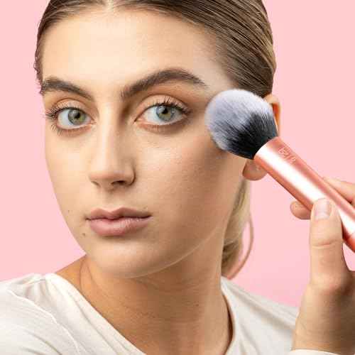 Real Techniques Ultra Plush Powder Makeup Brush, For Setting Powder, Bronzer, & Blush, Sheer, Buildable Coverage, Large, Fluffy Powder Brush, Vegan, Cruelty-Free & Synthetic Bristles, 1 Count
