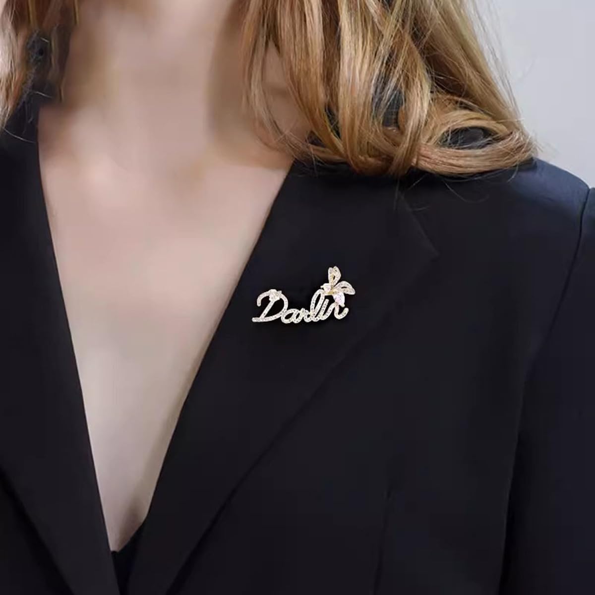 Vbvbip Gold Bee Letter Brooch – Elegant Rhinestone Alloy Lapel Pin for Women’s Blazers, Office & Party Jewelry Accessories.
