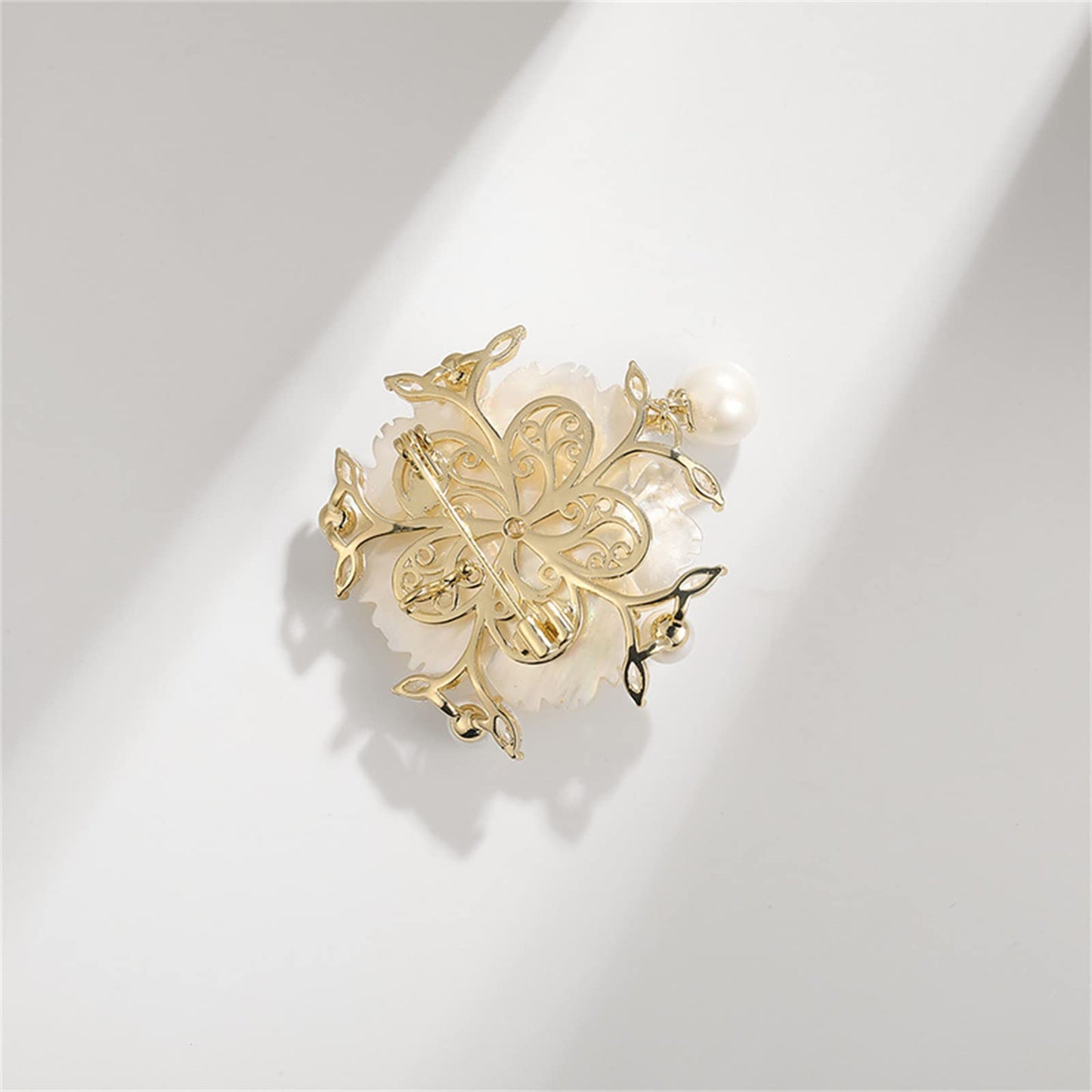 AILONMEI Elegant Pearl Flower Designer Brooch Pins Broches Costume Jewelry For Women Fashion Christmas Gift (Shell Flower)
