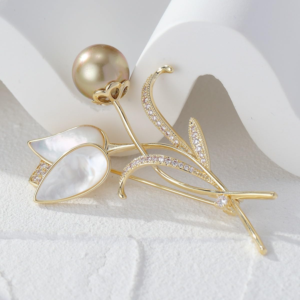 EMEGCY 18K Gold Tulip Brooch for Women Pearl Flower Brooch Pin Pearl Tulip Lapel Pin Flower Jewelry Mother's Day Birthday Gifts for Mom Wife Bride Valentine's Day Wedding
