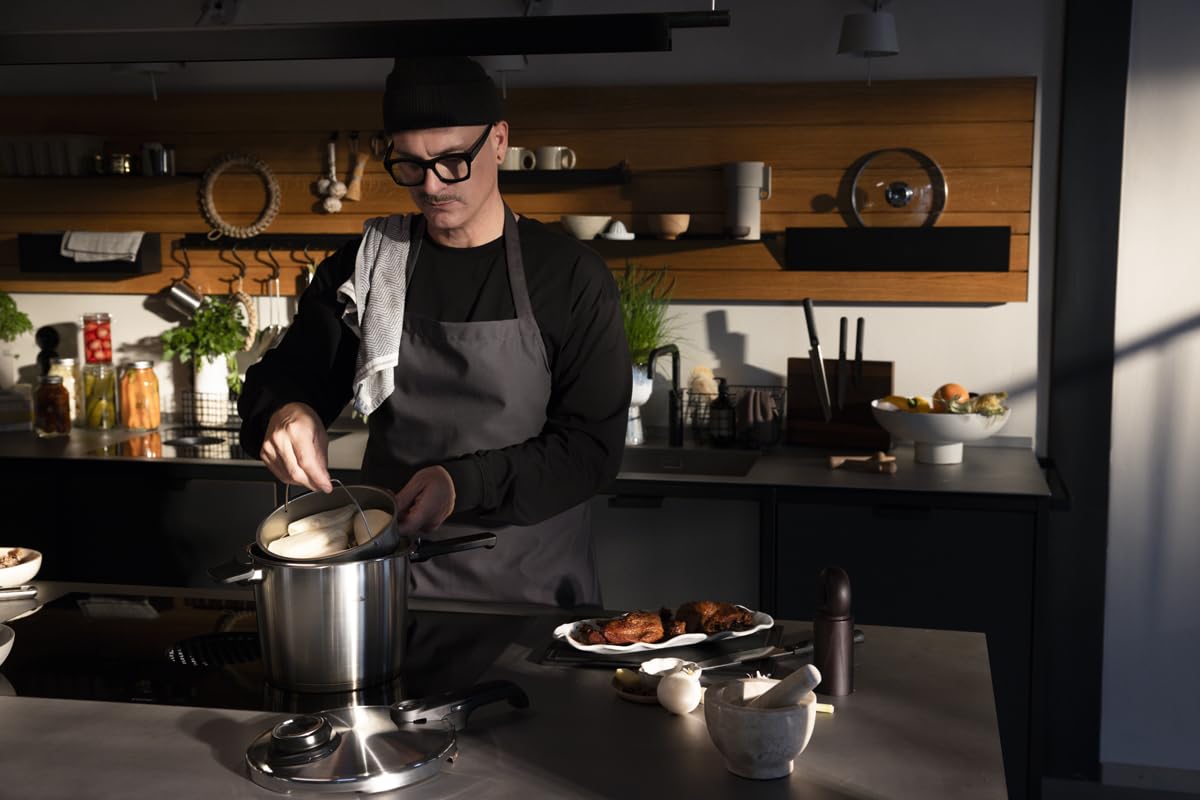 Fissler Vitavit Premium Pressure Cooker with Steamer Insert, 2.6 Quart