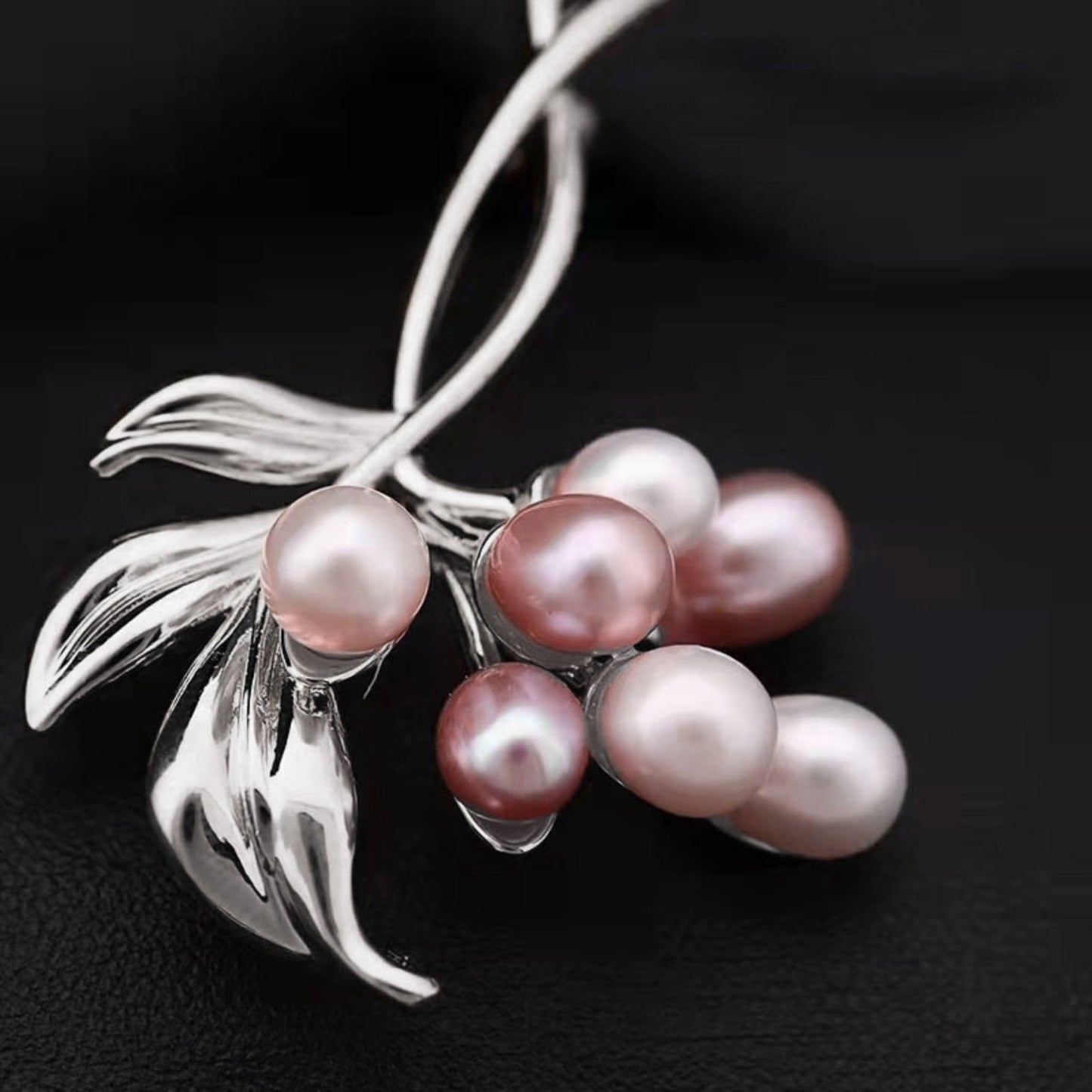 EMEGCY Pearl Flower Brooch Pin for Women Pearl Bouquet Brooches Platinum Plated Bouquet Lapel Pin Dress Accessories Floral Jewelry for Wife Mom Bride Birthday Wedding