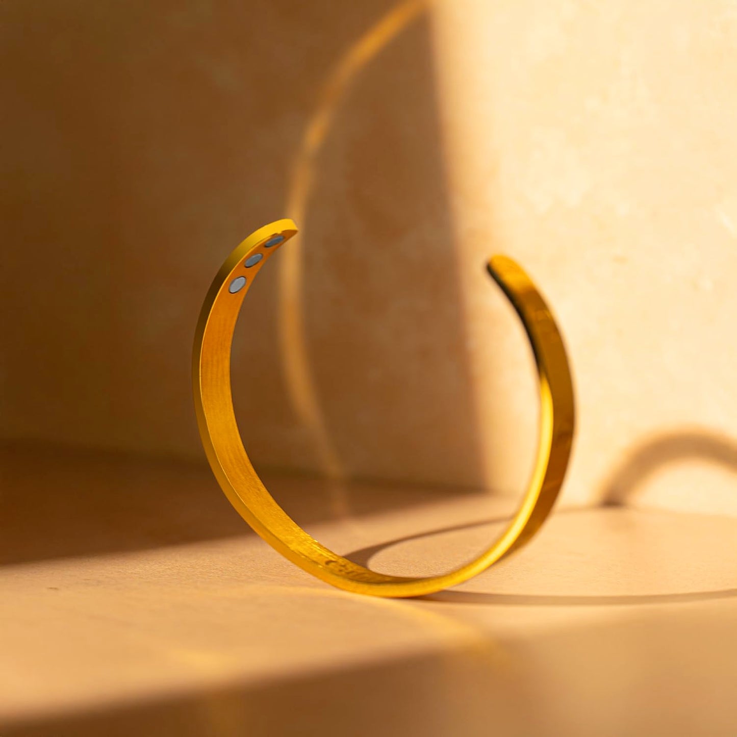 CALMI - Magnetic Wellness Bracelet with Adjustable Stainless Steel Design - 18K Gold-Plated - Wearable Magnetic Field Accessory for General Wellbeing | Unisex (Gold)