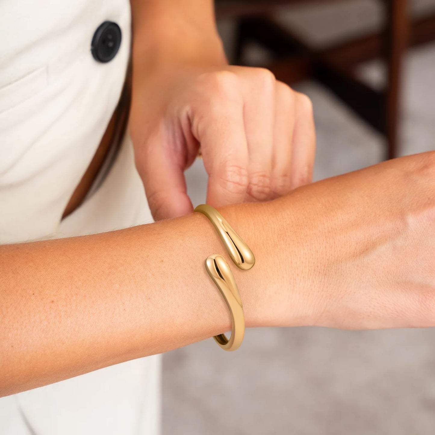Yowivon Gold Bangles for Women, Fine Teardrop Gold Bracelet, Twisted Hinged Open Bangle Bracelets for Women, Non Tarnish Wrist Cuff, Trendy Jewelry Gifts for Christmas Valentine Birthday