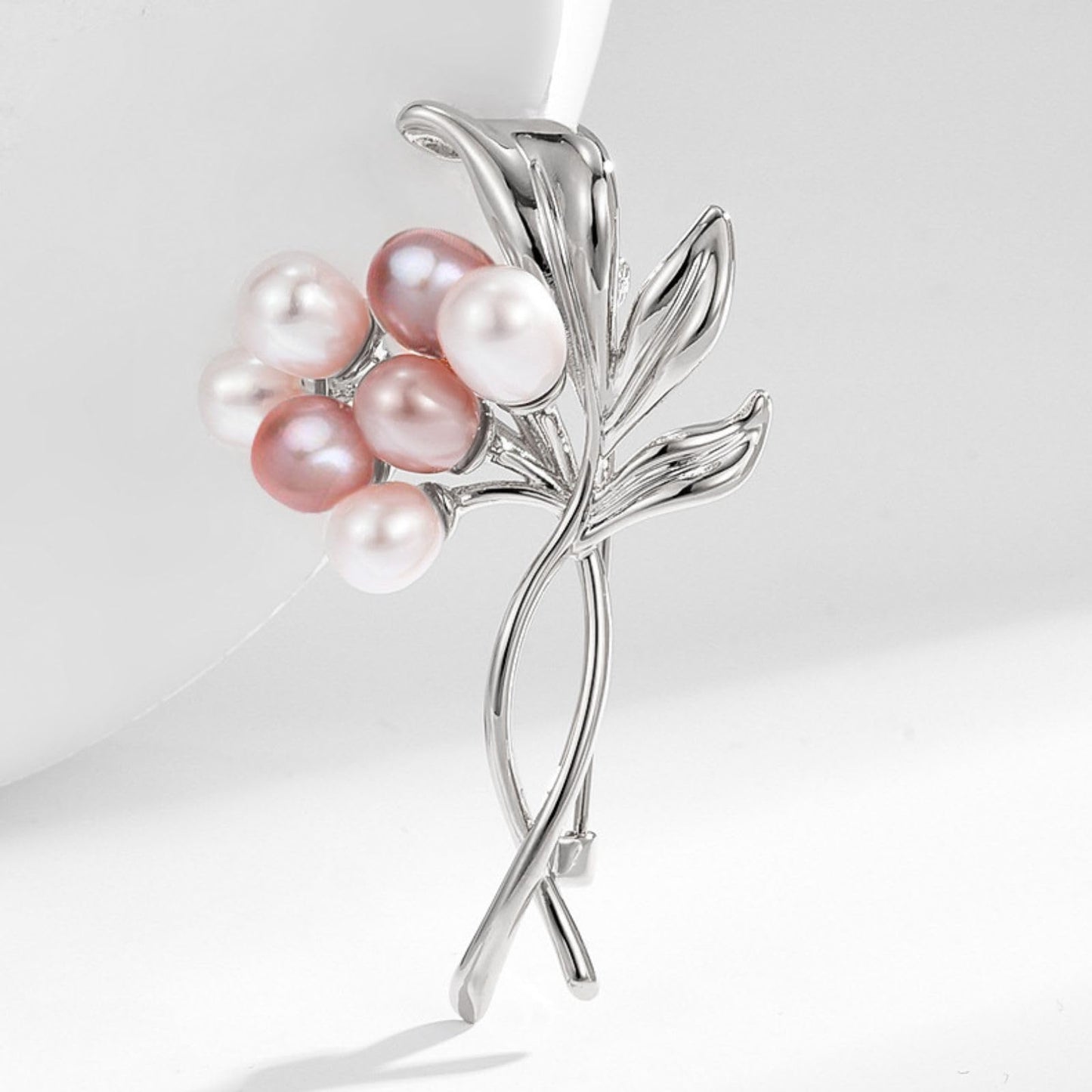 EMEGCY Pearl Flower Brooch Pin for Women Pearl Bouquet Brooches Platinum Plated Bouquet Lapel Pin Dress Accessories Floral Jewelry for Wife Mom Bride Birthday Wedding