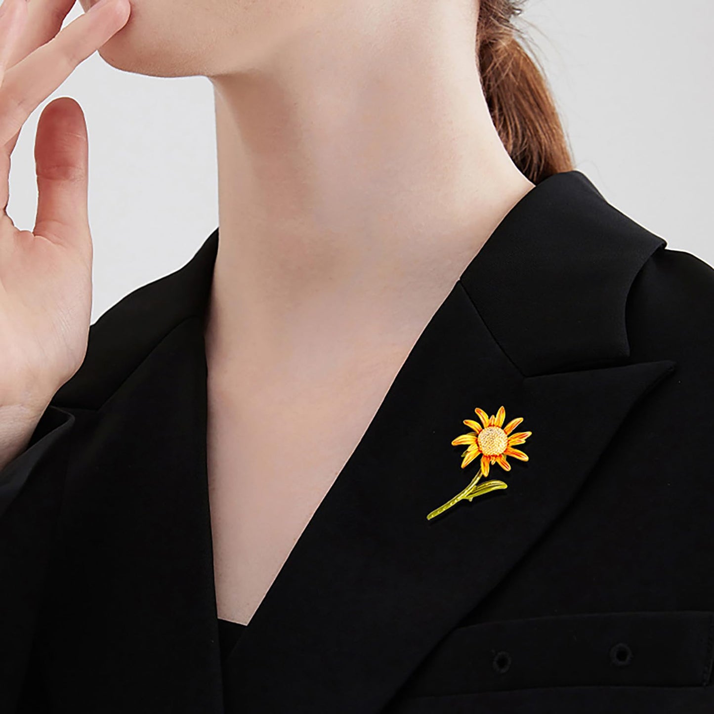 Sunflower Brooch Pin Yellow Flower Brooches Gold Plated Lapel Pins Clothing Accessory Wedding Gift Elegant Jewelry for Mom Wife
