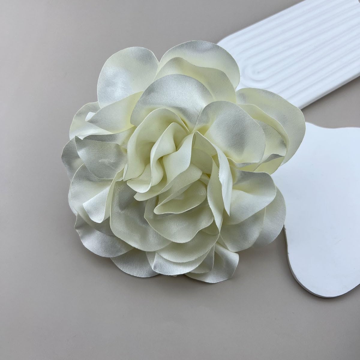 ZZ ZINFANDEL 19mm Extra Large Rose Flower Brooches Lapel Pins Dainty Satin Fabric Brooches Big Camellia Flower Brooch Pin for Women Wedding Part Dance Clothes Accessories Jewelry Gifts (Creamy)