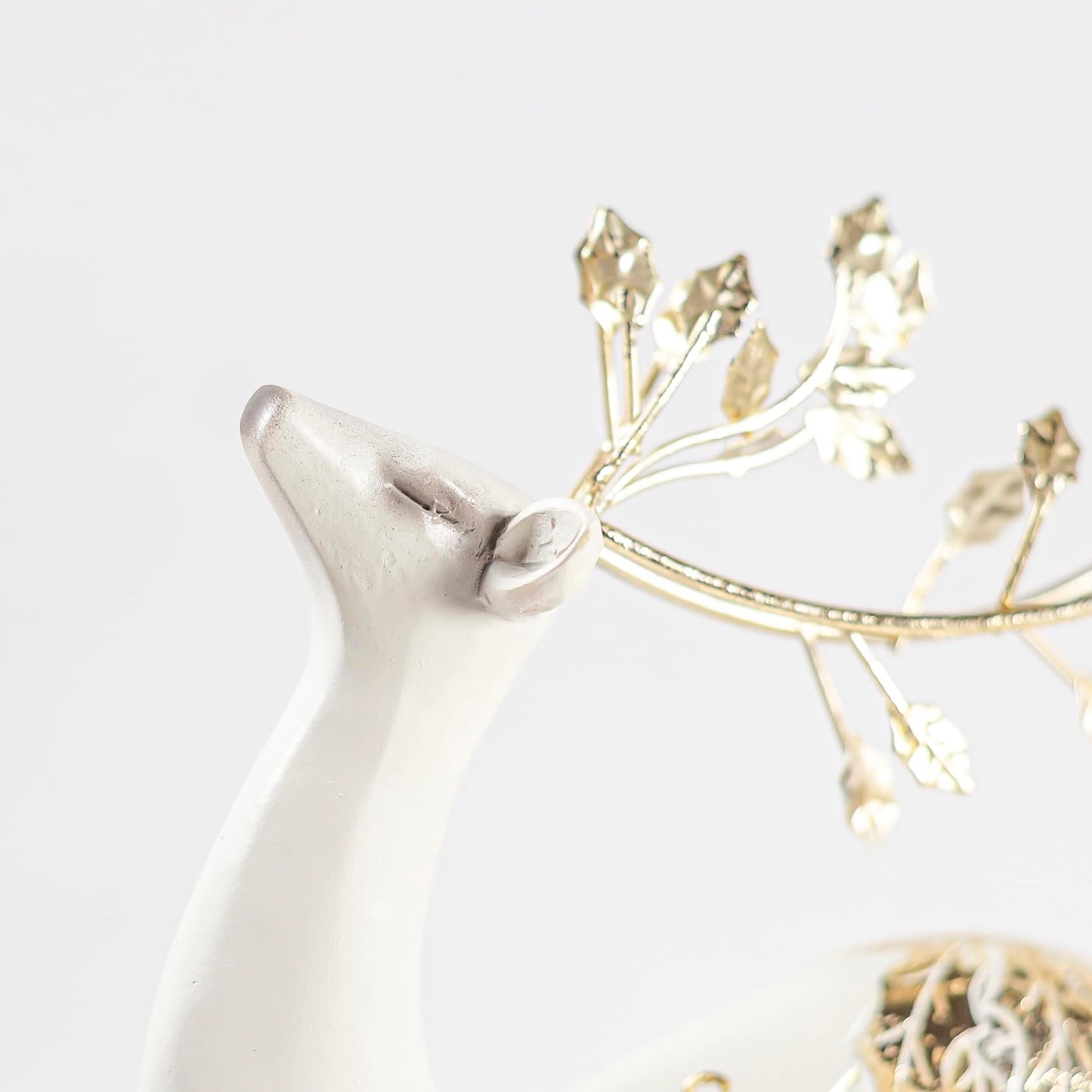 AGKZNTQP 2Pcs Resin Reindeer Figurine Set – Elegant Christmas Reindeer Ornaments, Decorative Reindeer Sculptures for Home, Living Room, Desktop, Office, and Holiday Tabletop Decor