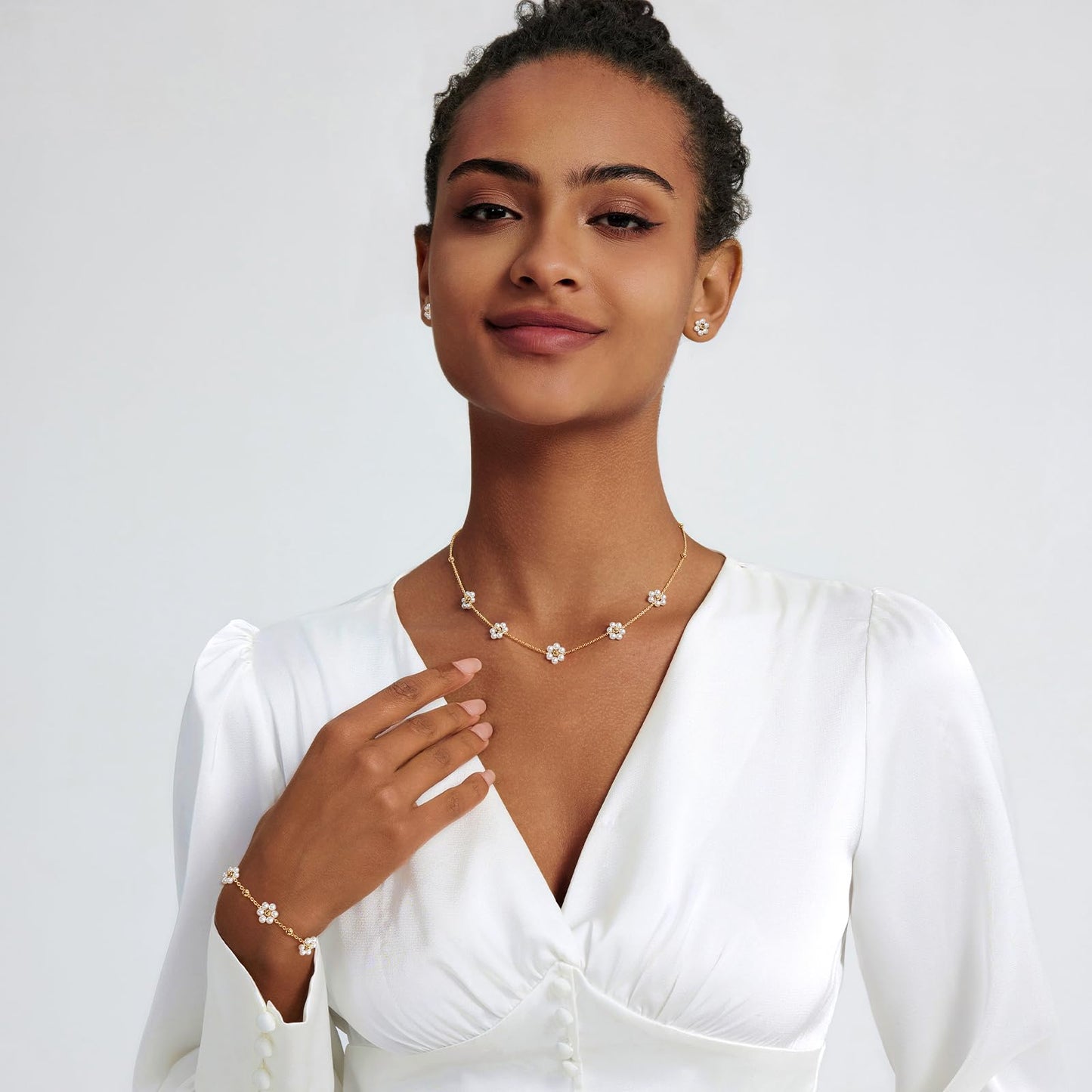 Zeffy Gold Daisy Pearl Necklace and Earring Set with Pearls Stud Earrings Bracelets 14K Gold Plated Flower Choker Necklace Wedding Bride Daisy Jewelry Trendy Gift