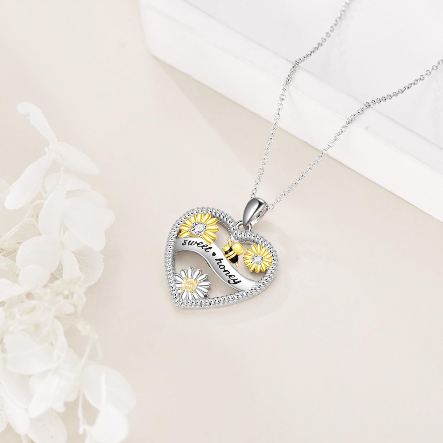 LUHE Bee NecklaceSterling Silver Daisy Flower Pendant Necklaces for Women Bee Jewelry Christmas Gifts for Women