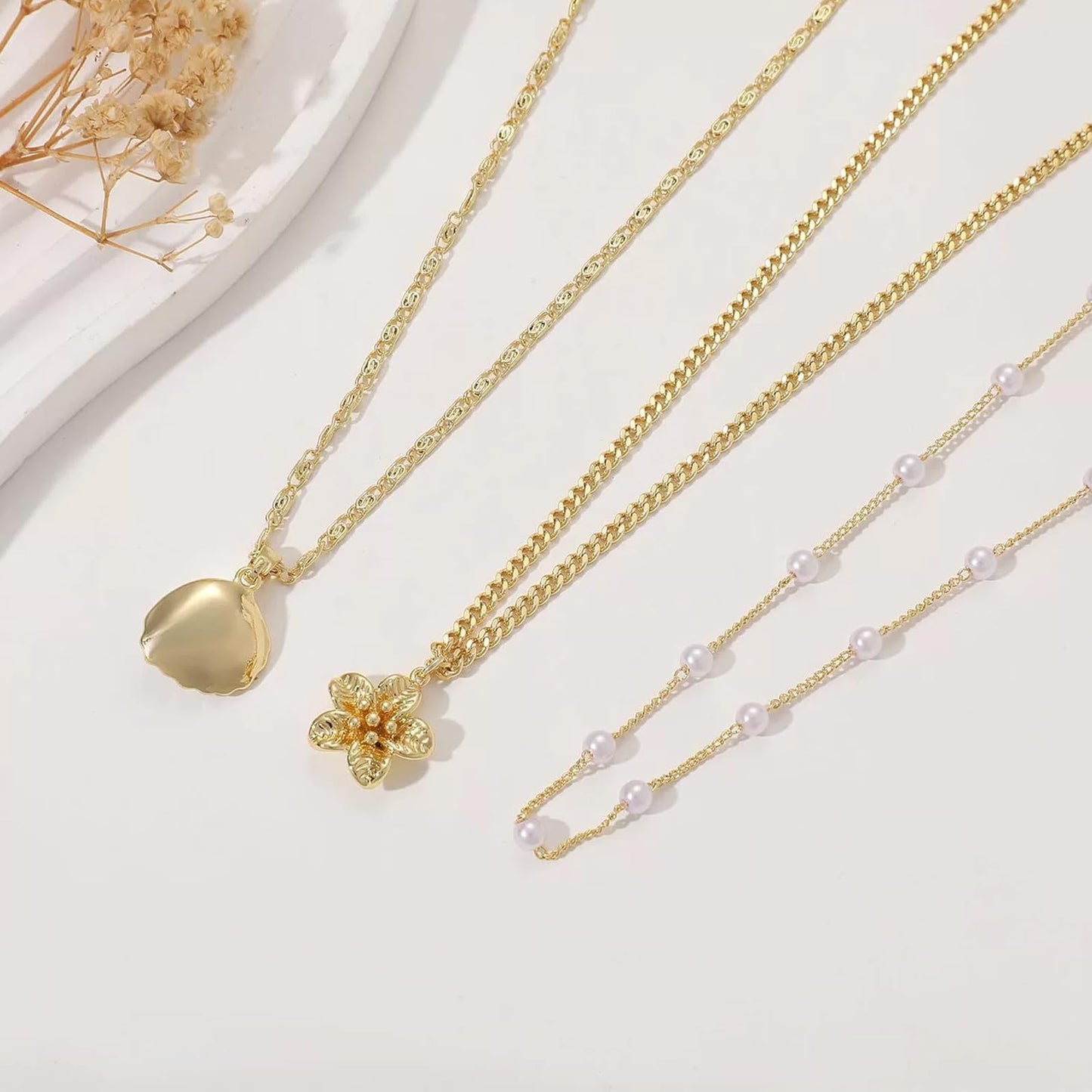 Shell Starfish Necklace for Women Gold Tone Layered Beach Jewelry Pearl Seashell Charm Adjustable Coastal Necklace for Summer Vacation Outfits Gifts