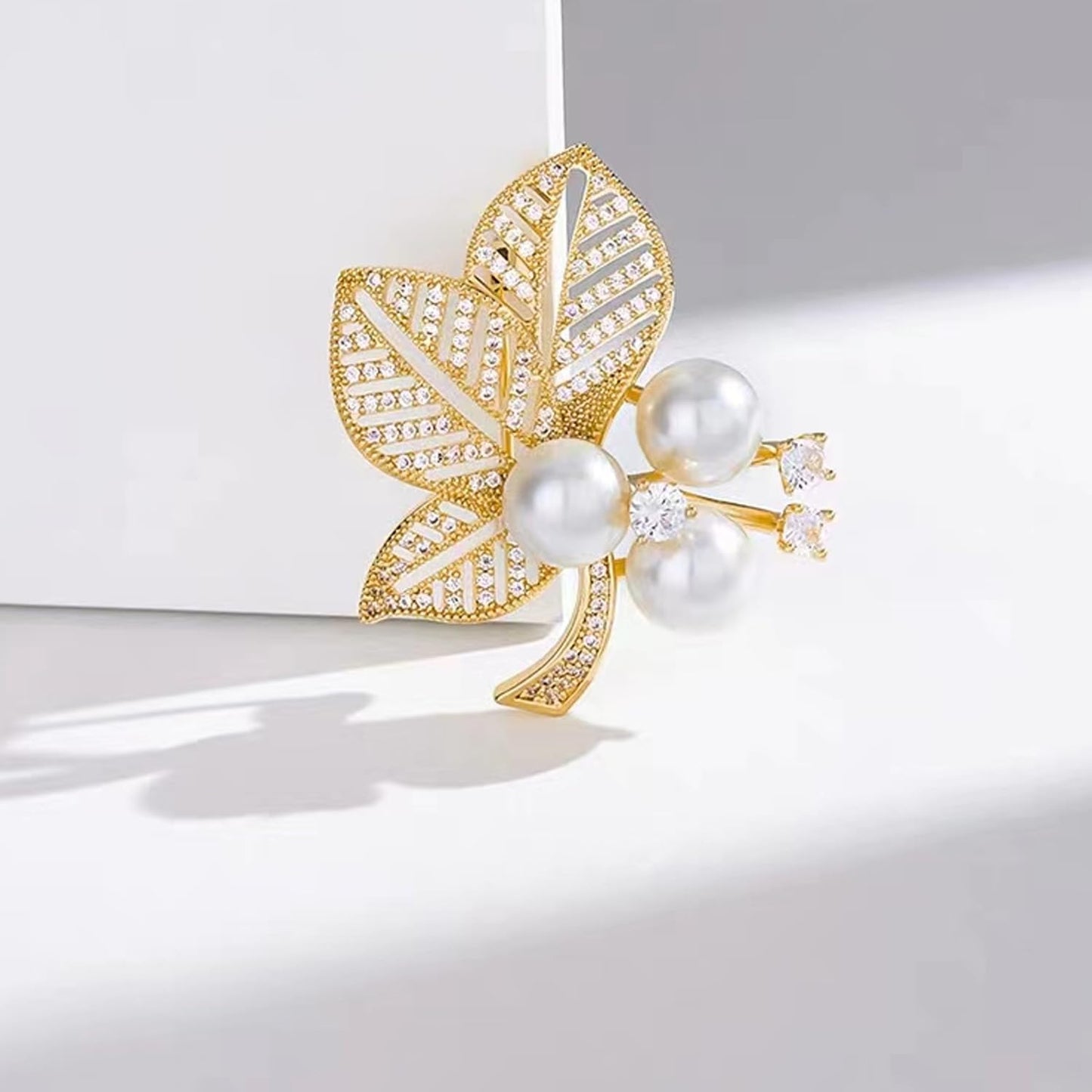 Flower Leaf Crystal Brooches Pins Fashion Beautiful Created Rhinestone Pearl Floral Brooch Good Idea for Party Dance Wedding Banquet for Elegant Women Girl(Pearl Leaf)