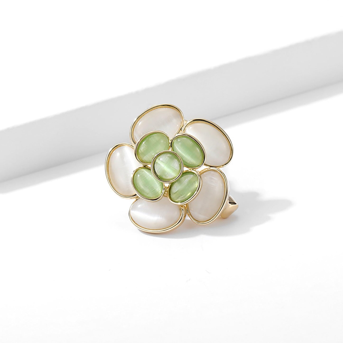 EMEGCY Camellia Brooch for Women Camellia Flower Brooch Pin 18K Gold-plated Flower Lapel Pin Jewelry Gifts for Mom Wife Birthday Valentine's Day