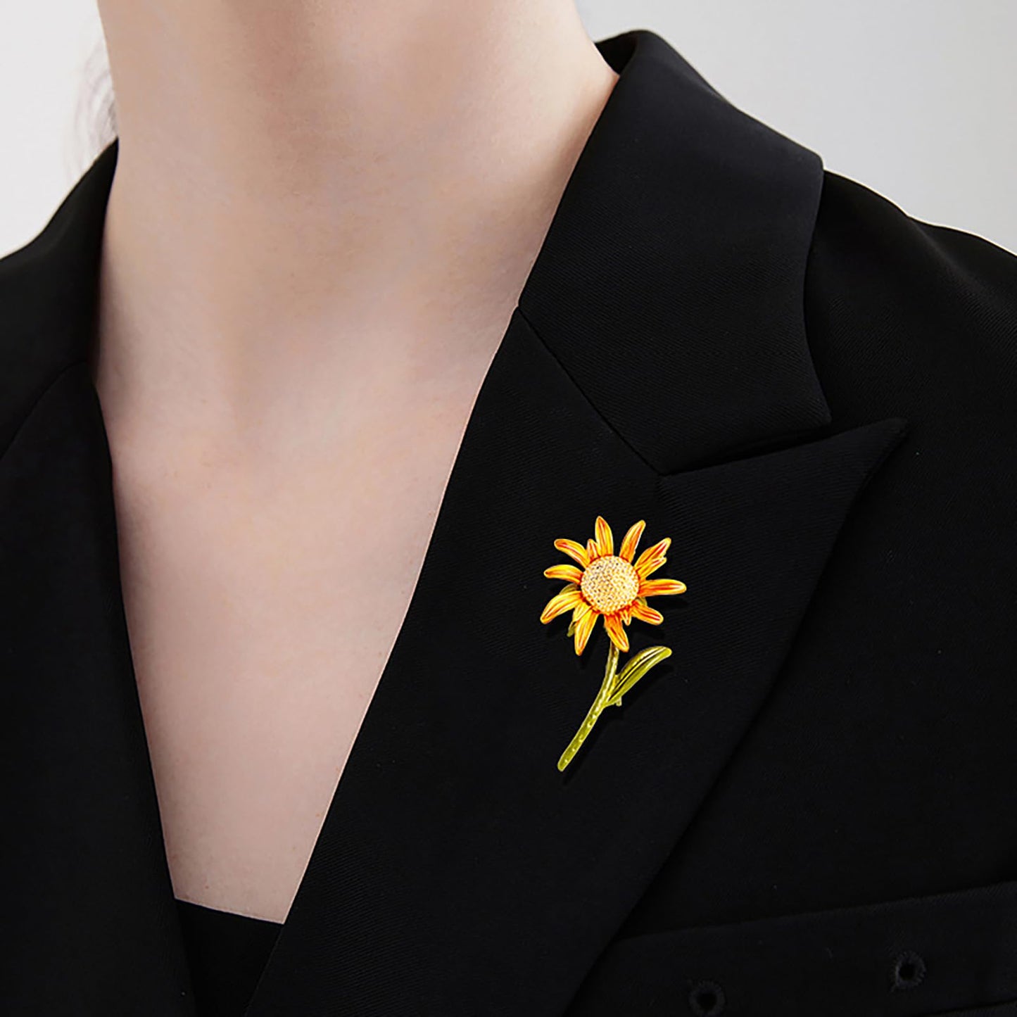 Sunflower Brooch Pin Yellow Flower Brooches Gold Plated Lapel Pins Clothing Accessory Wedding Gift Elegant Jewelry for Mom Wife