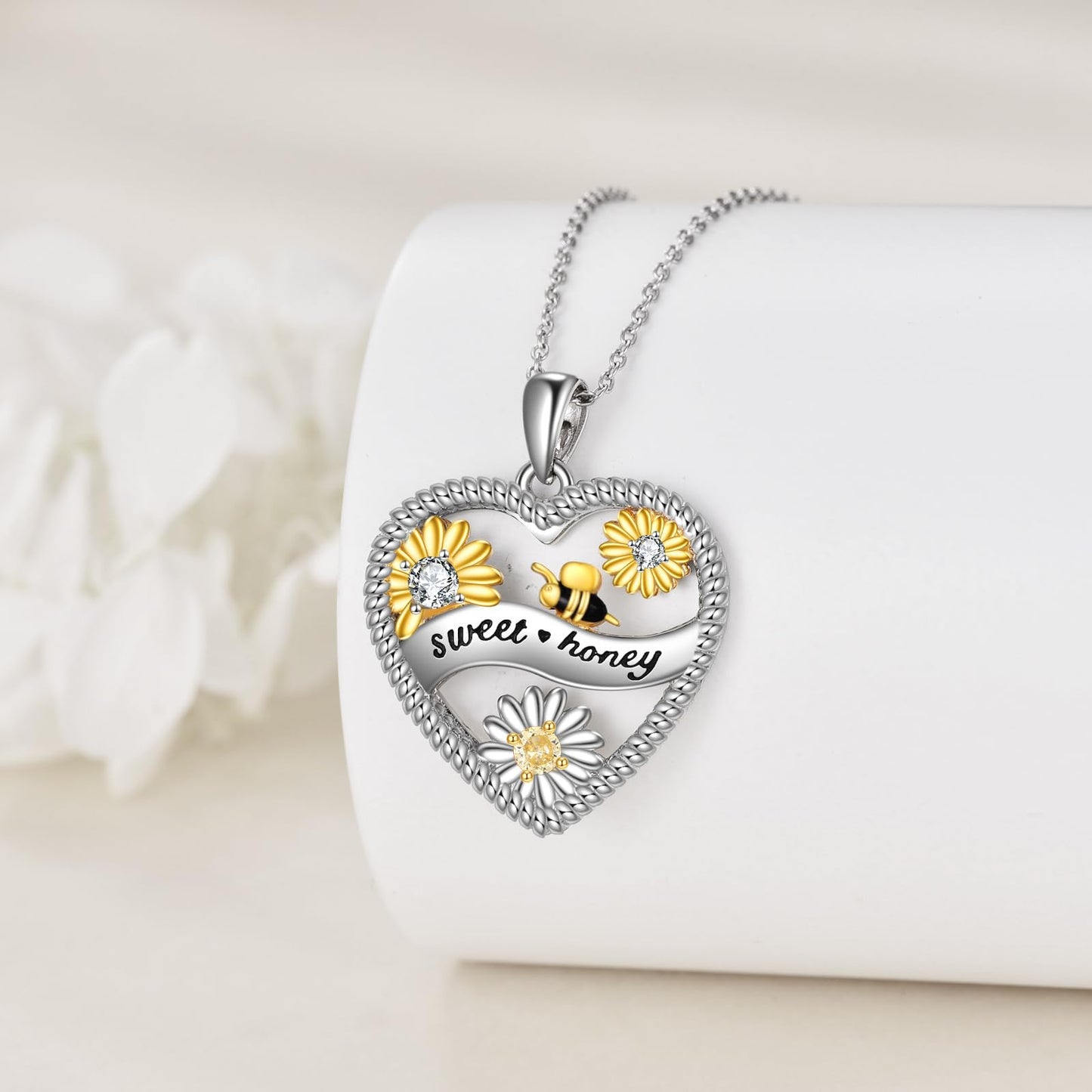 LUHE Bee NecklaceSterling Silver Daisy Flower Pendant Necklaces for Women Bee Jewelry Christmas Gifts for Women