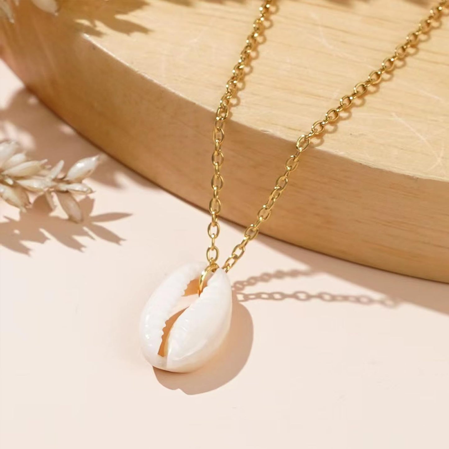 Shell Starfish Necklace for Women Gold Tone Layered Beach Jewelry Pearl Seashell Charm Adjustable Coastal Necklace for Summer Vacation Outfits Gifts