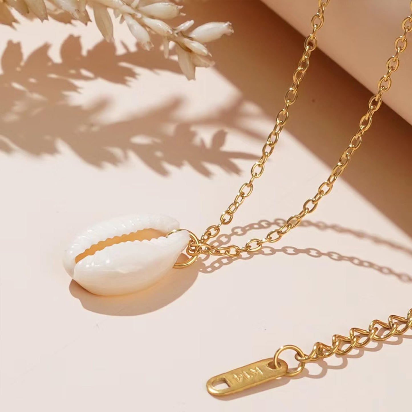 Shell Starfish Necklace for Women Gold Tone Layered Beach Jewelry Pearl Seashell Charm Adjustable Coastal Necklace for Summer Vacation Outfits Gifts