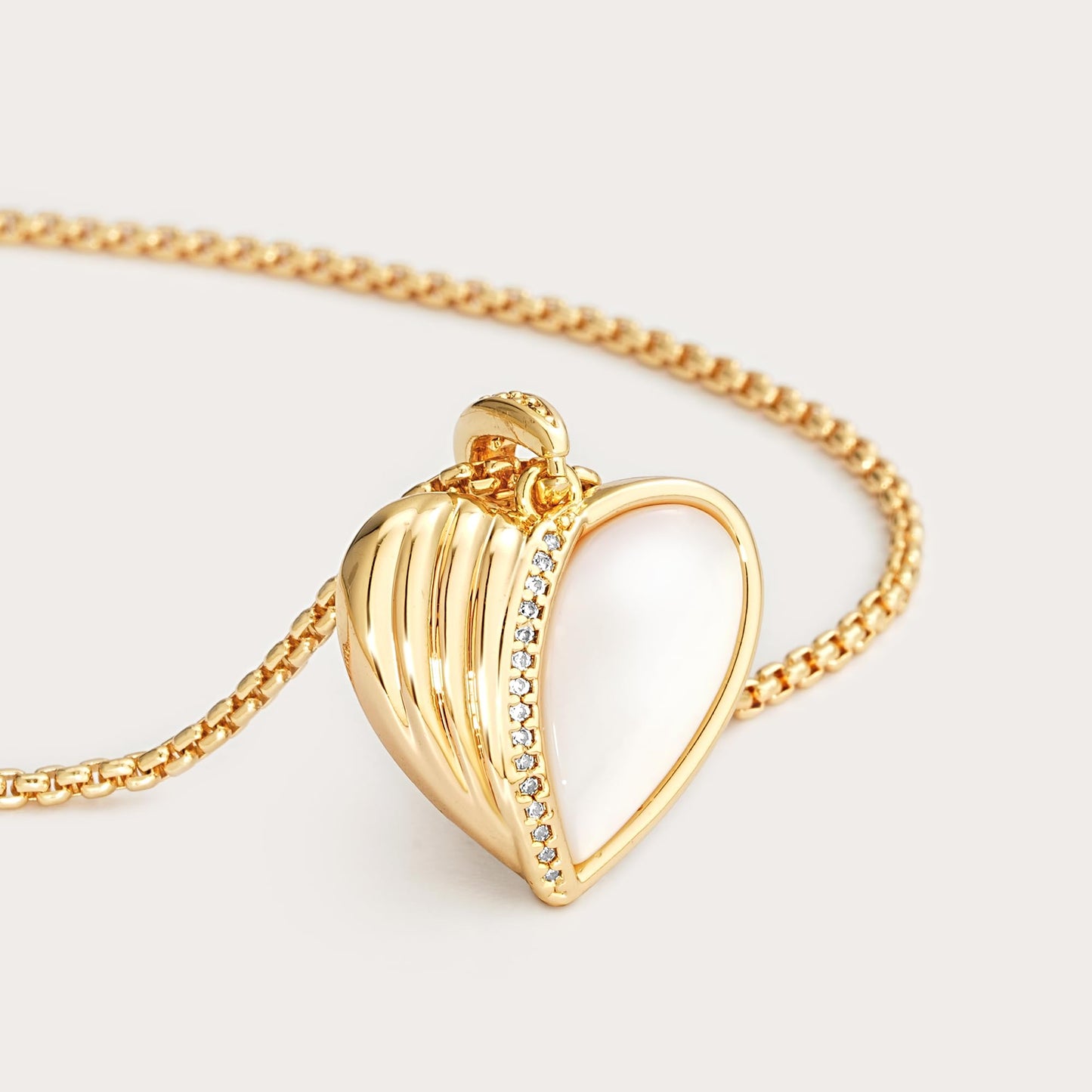 Fettero Dainty MOP Necklaces for Women, 14K Gold Plated Love Heart Pendant Cute Charm Neclace Delicate Pearl Beach Gold Necklace for Women Jewelry Gift
