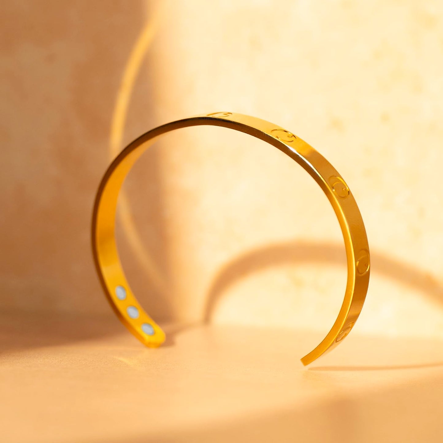CALMI - Magnetic Wellness Bracelet with Adjustable Stainless Steel Design - 18K Gold-Plated - Wearable Magnetic Field Accessory for General Wellbeing | Unisex (Gold)