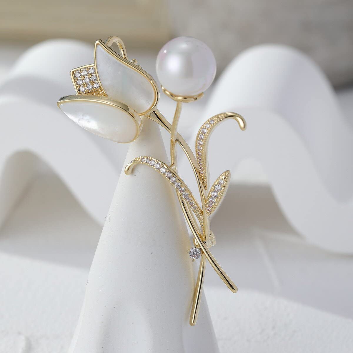 EMEGCY White Tulip Brooch for Women Gold Tulip Brooches Pins White Rhinestone Flower Lapel Pin Dress Accessories 18k Gold Plated Jewelry for Wife Mom