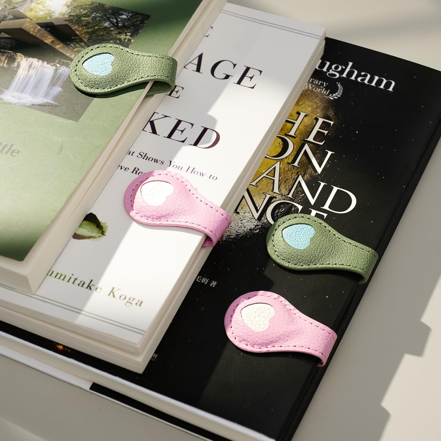 2Pcs Magnetic Leather Bookmarks with Gift Box Magnetic Pen Holder Book Marks Clip Gift for Book Lover Readers Men Women Teachers Students, Heart (Pink+Green)