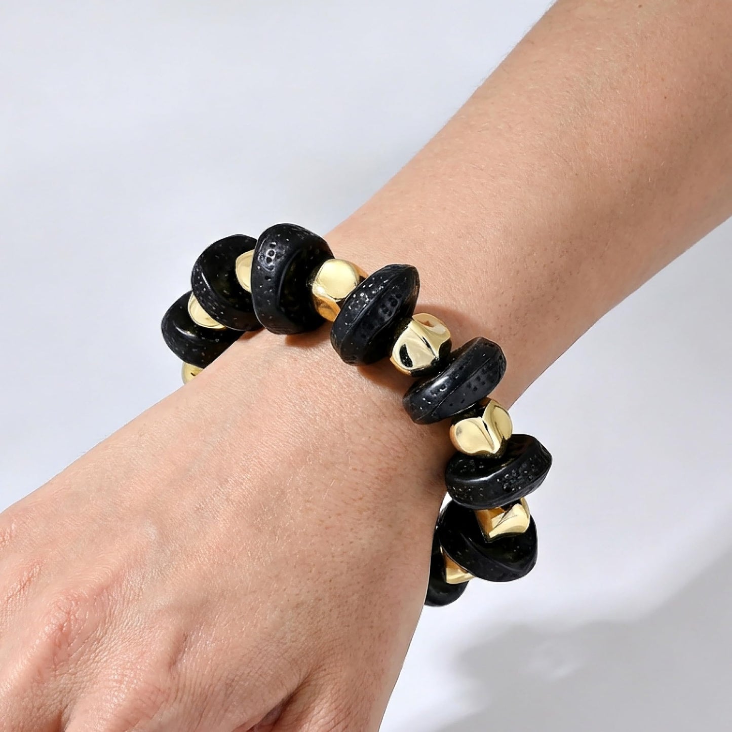 GOOJIDS Simple Beaded Gold Plated Bangles Bracelet Chunky Bamboo Tube Curved Stacking Clear Acrylic Colorful Beads Stretchable Gold Plated Bracelets Set For Women (D-Black&Gold Bracelet)