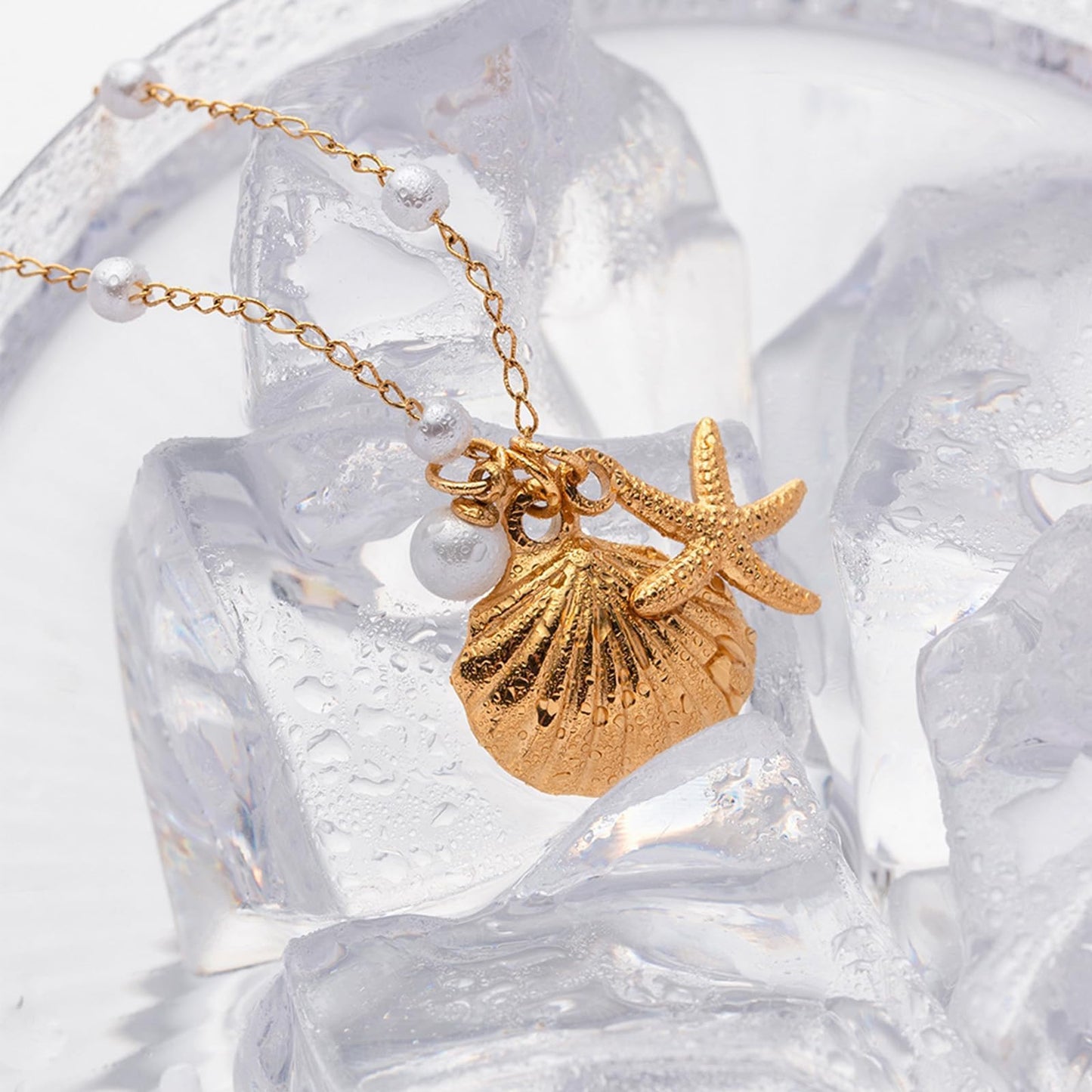 Shell Starfish Necklace for Women Gold Tone Layered Beach Jewelry Pearl Seashell Charm Adjustable Coastal Necklace for Summer Vacation Outfits Gifts