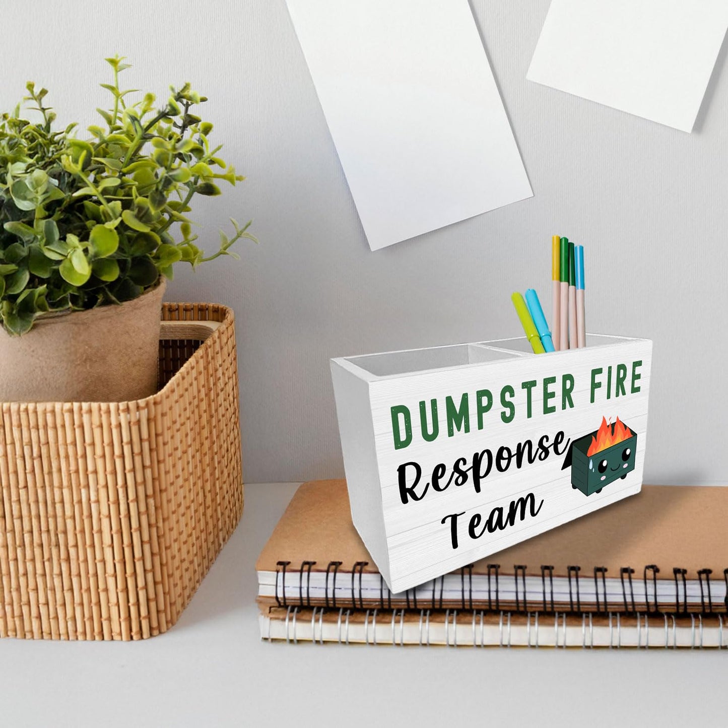 HYKDFMNCJ Funny Dumpster Fire Pen Holder for Desk, Dumpster Fire Response Team Wooden Box Sign Desk Decor for Office Decoration, Sarcastic Office Pencil Organizer, Funny Coworker Gifts