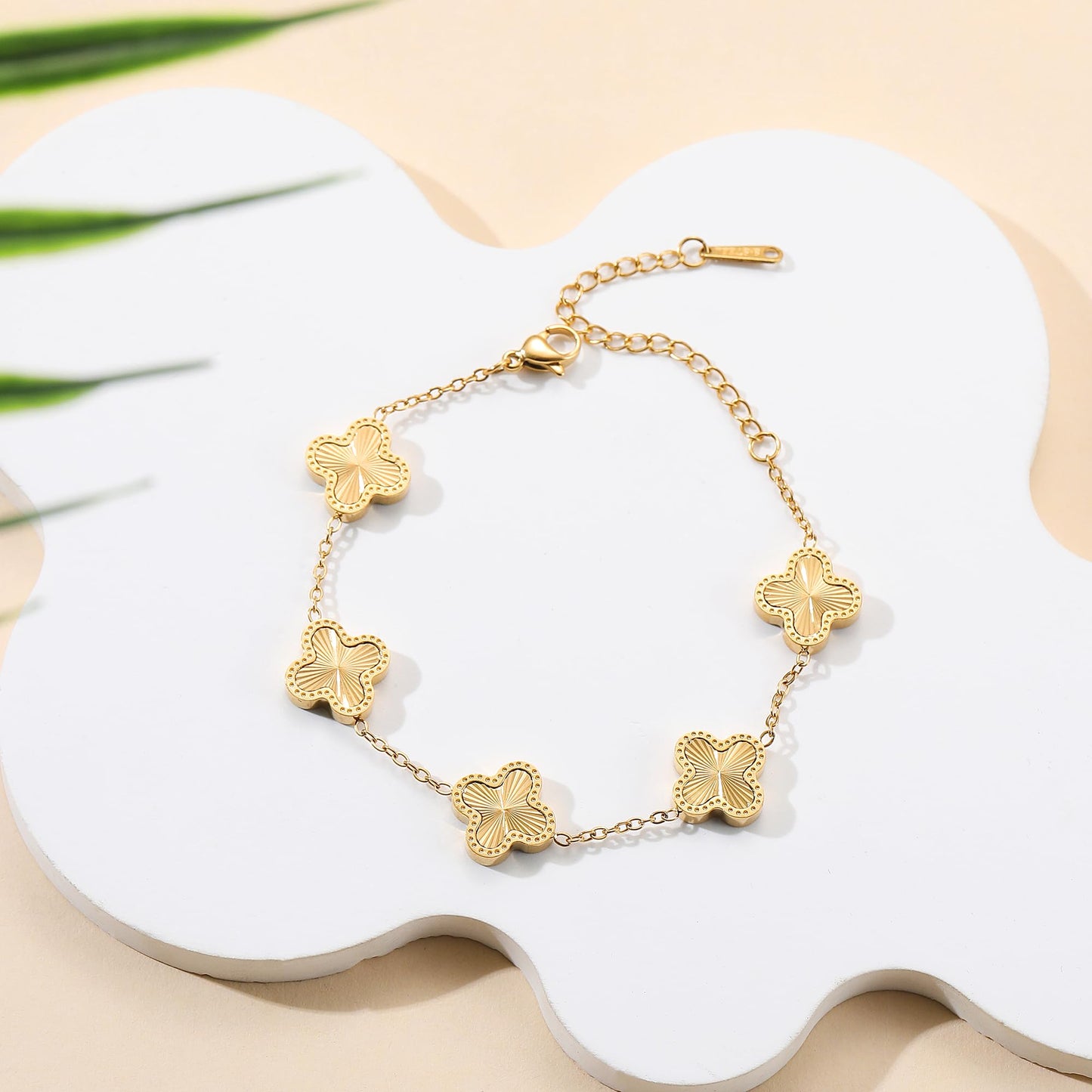 AIPPK 18K Gold Plated Clover Bracelet Dupes Gold Danity Bracelet for Women Flower Four Leaf Bracelets Lucky Jewelry Gifts for Women (Gold)