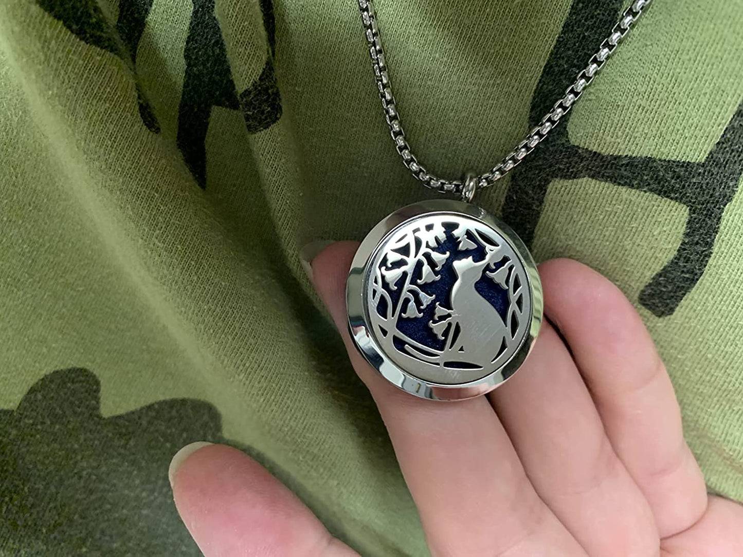 Aromatherapy Essential Oil Diffuser Necklace Stainless Steel lnspirational Locket Pendant（Cat）