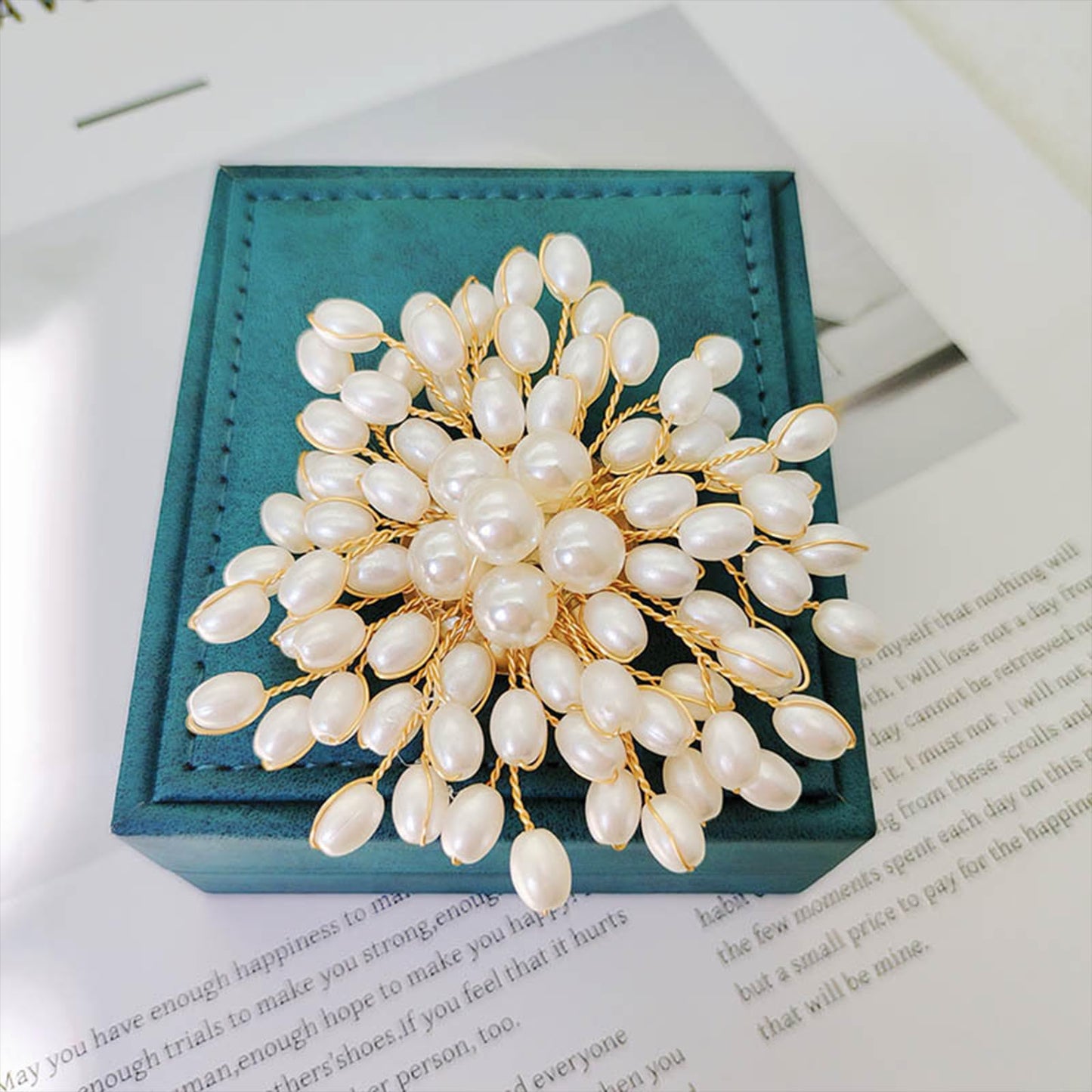 Charm White Pearl Brooch Pins for Women,Striking Large Pearl Flower Statement Costume Pin Graceful Wedding Anniversary Prom Jewelry Gifts (Pearl4)