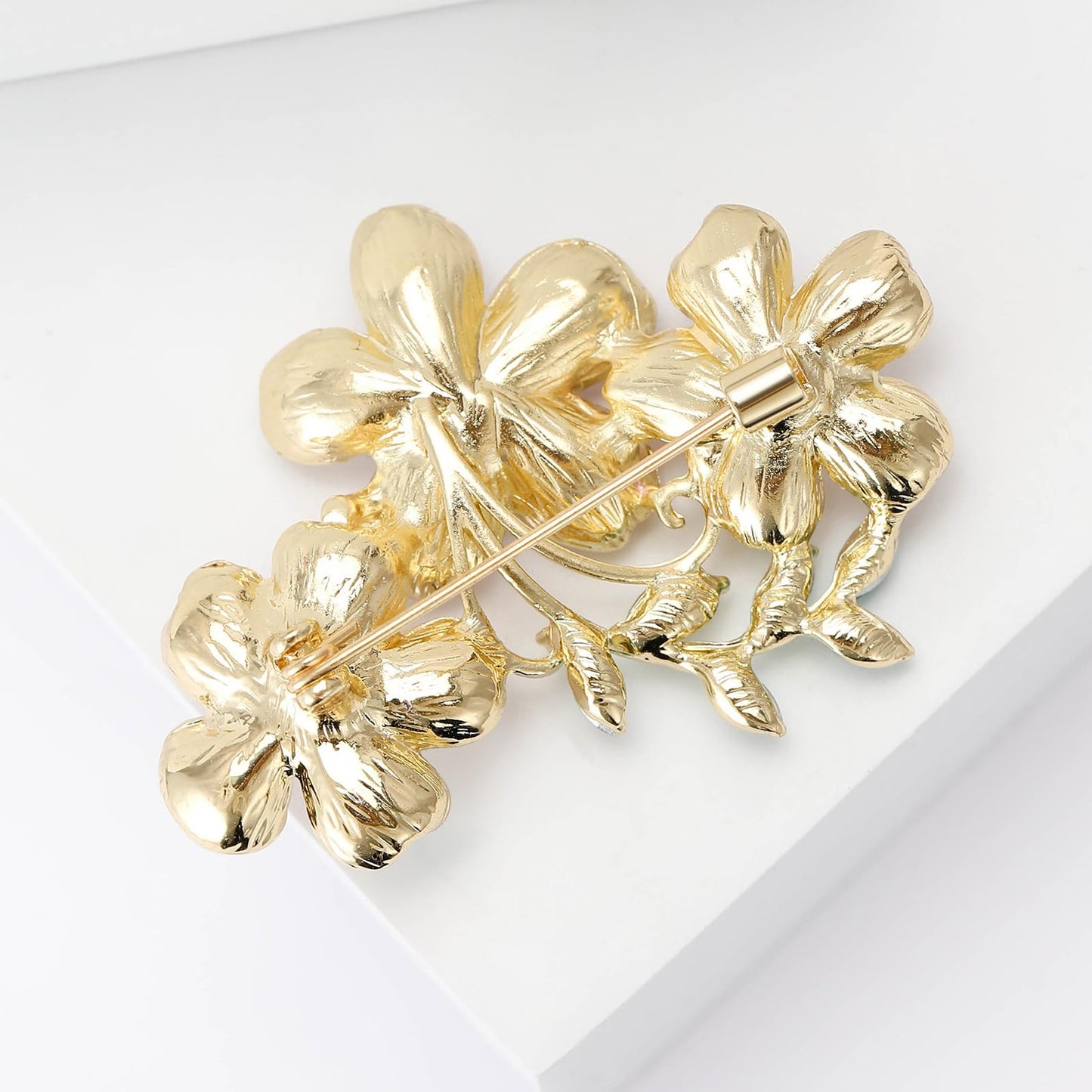 Camellia Flower Brooch for Women Luxury Pearl Flower Brooches Rhinestone Floral Pin Sweater Coat Dress Accessories Gifts for Mother's Day Party Wedding
