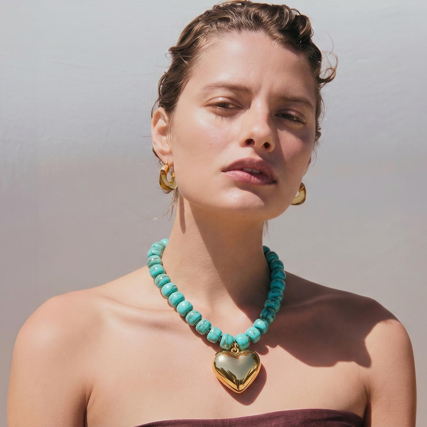 MIUSISHIYU Turquoise Blue Faux Stone Resin Chunky Necklaces for Women, Trendy Beaded Puffy Gold Heart Pendant Statement Choker, Lightweight Boho Y2K Summer Beach Jewelry