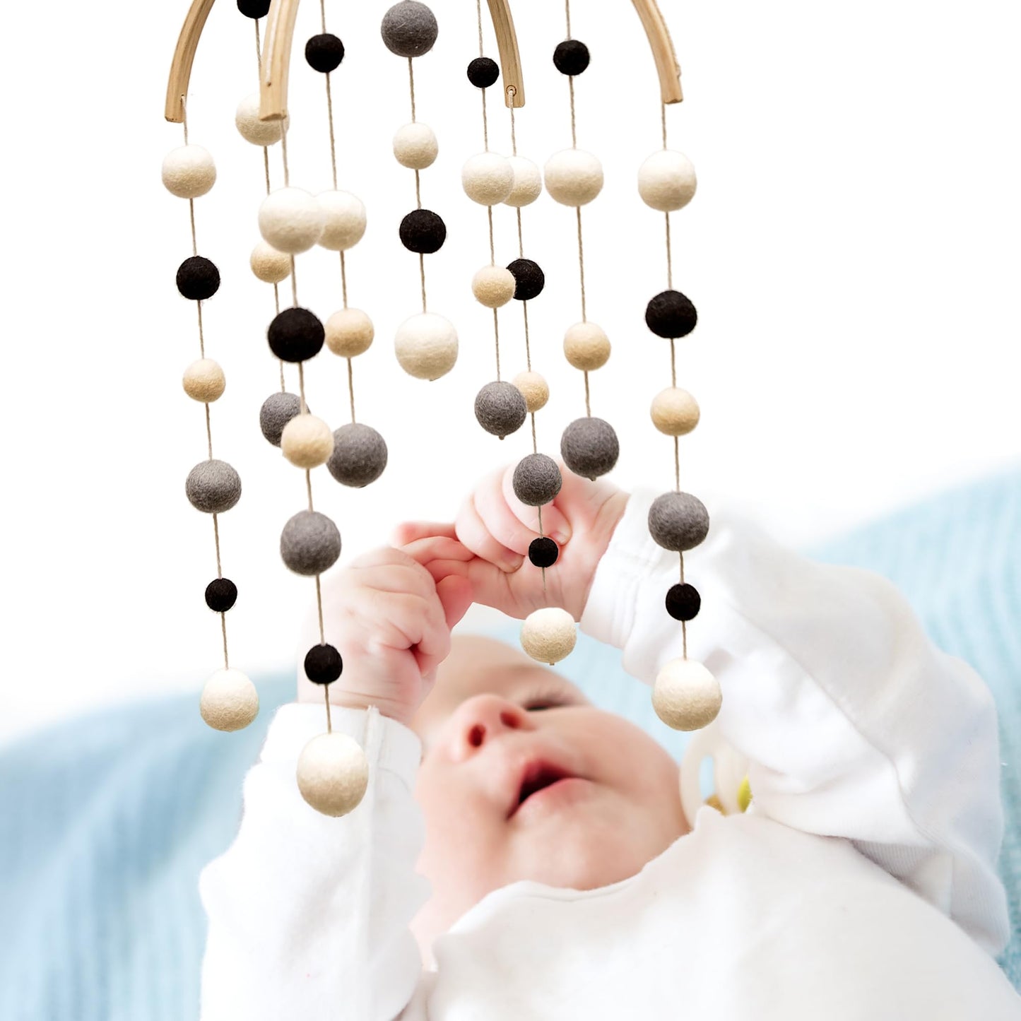 GLACIART ONE Black and White Baby Crib Mobile | Safe High Contrast Wool Toys, Neutral Room Decor for Boy & Girl | Develops Cognitive, Visual & Motor Skills | Great Gift Idea