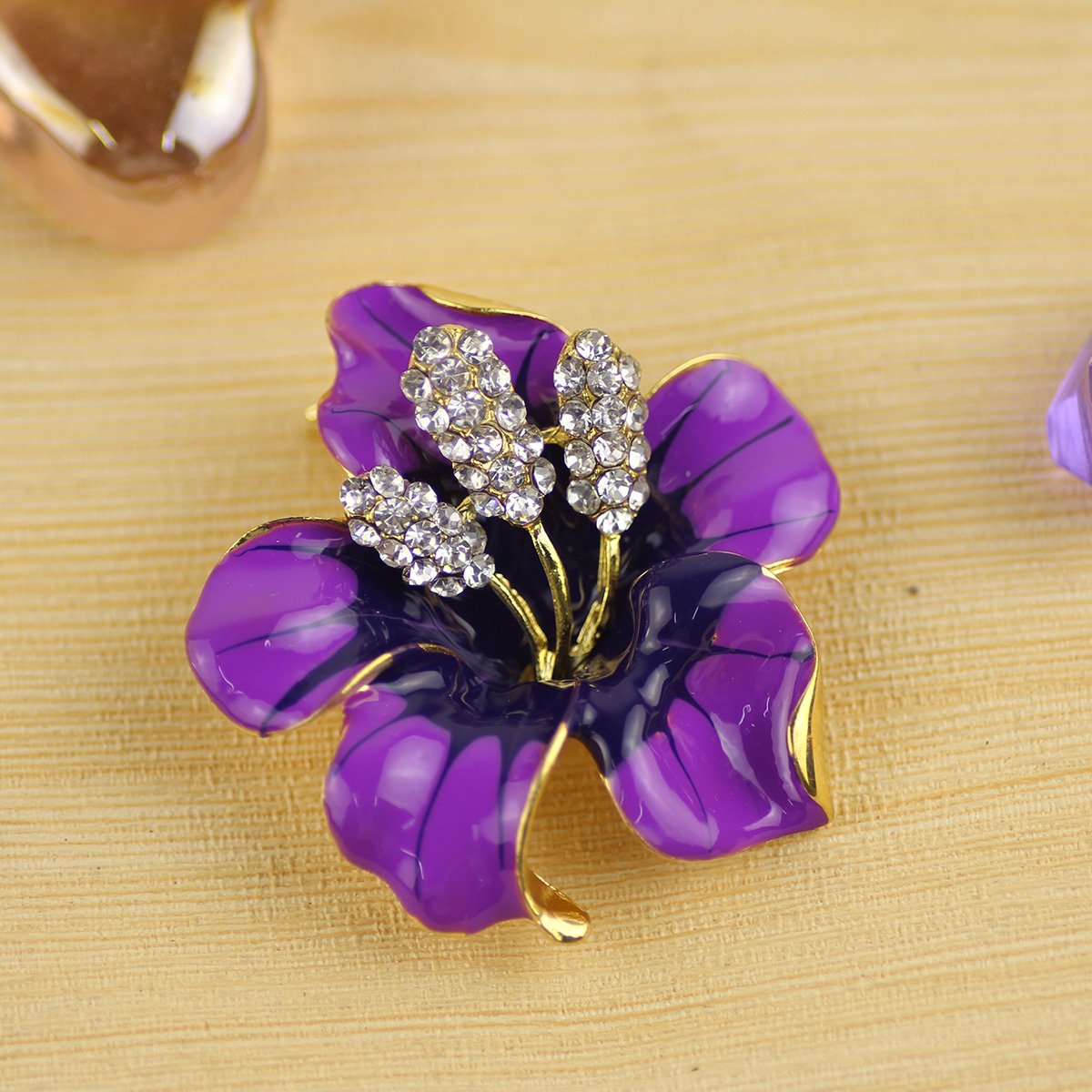 Merdia Purple Floral Brooch Pin for Women, Elegant Brooches and Pins for Young Ladies, Pearl Brooches with Flower Pins, Designer Brooch Collar Pins for Women, 29.8g