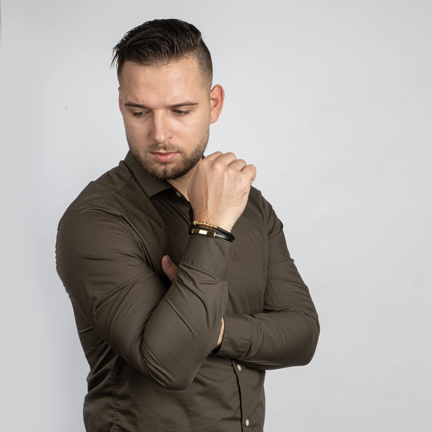 SERASAR Pulseras para hombre Caja de regalo oro 23cm Piel vacuno trenzada cuero genuino Cierre magnético ajustable joyería múltiples capas Hombres