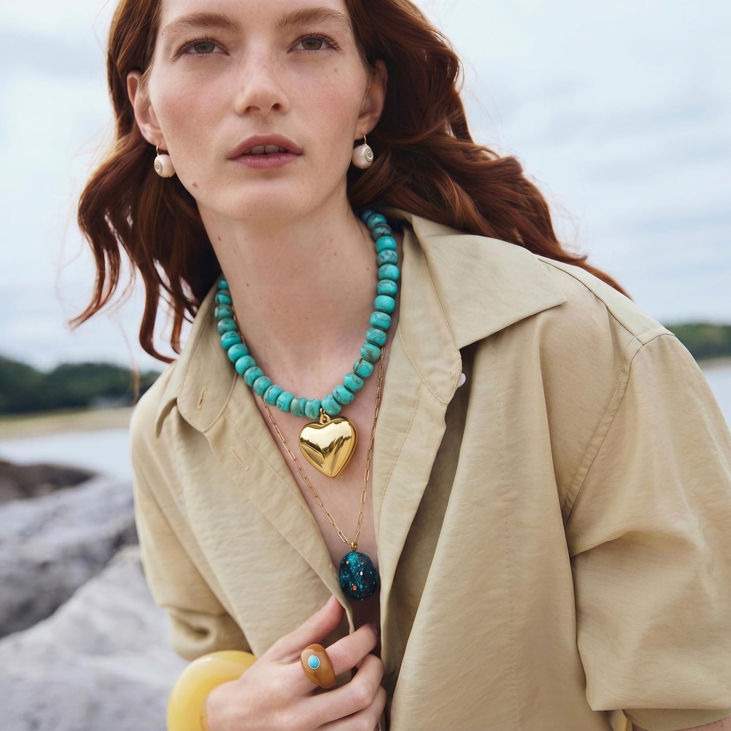 MIUSISHIYU Turquoise Blue Faux Stone Resin Chunky Necklaces for Women, Trendy Beaded Puffy Gold Heart Pendant Statement Choker, Lightweight Boho Y2K Summer Beach Jewelry