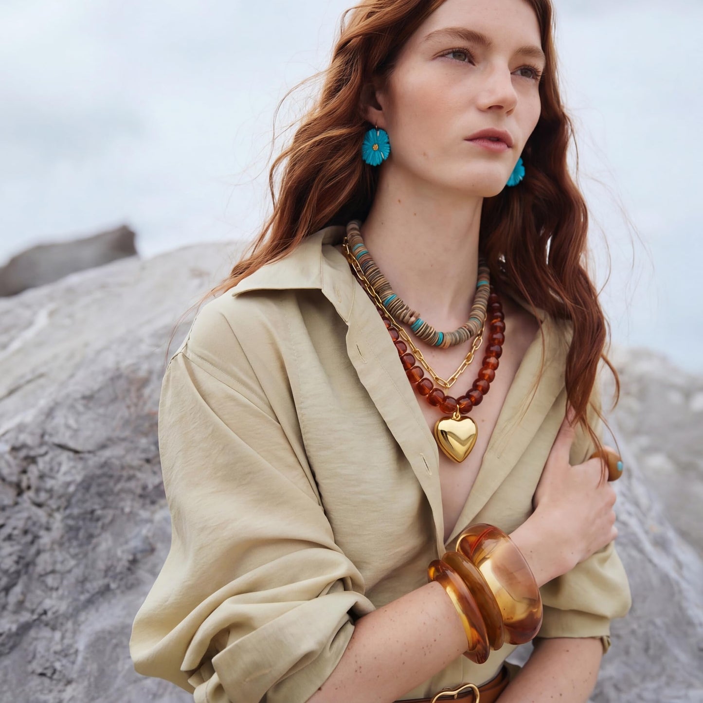 MIUSISHIYU Amber Brown Faux Stone Resin Chunky Necklaces for Women, Trendy Beaded Puffy Gold Heart Pendant Statement Choker, Lightweight Boho Y2K Summer Beach Jewelry