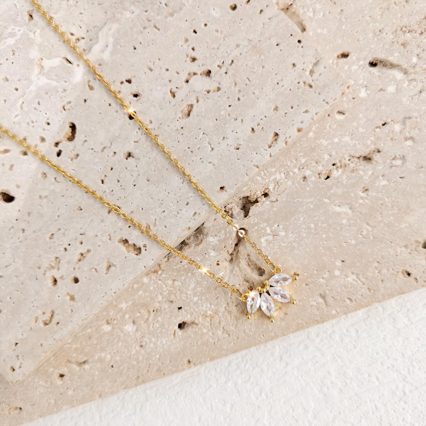 Zeffy Diamond Necklace Dainty Leaf Pendant Necklace Simple Necklaces for Women Trendy Jewelry Gifts