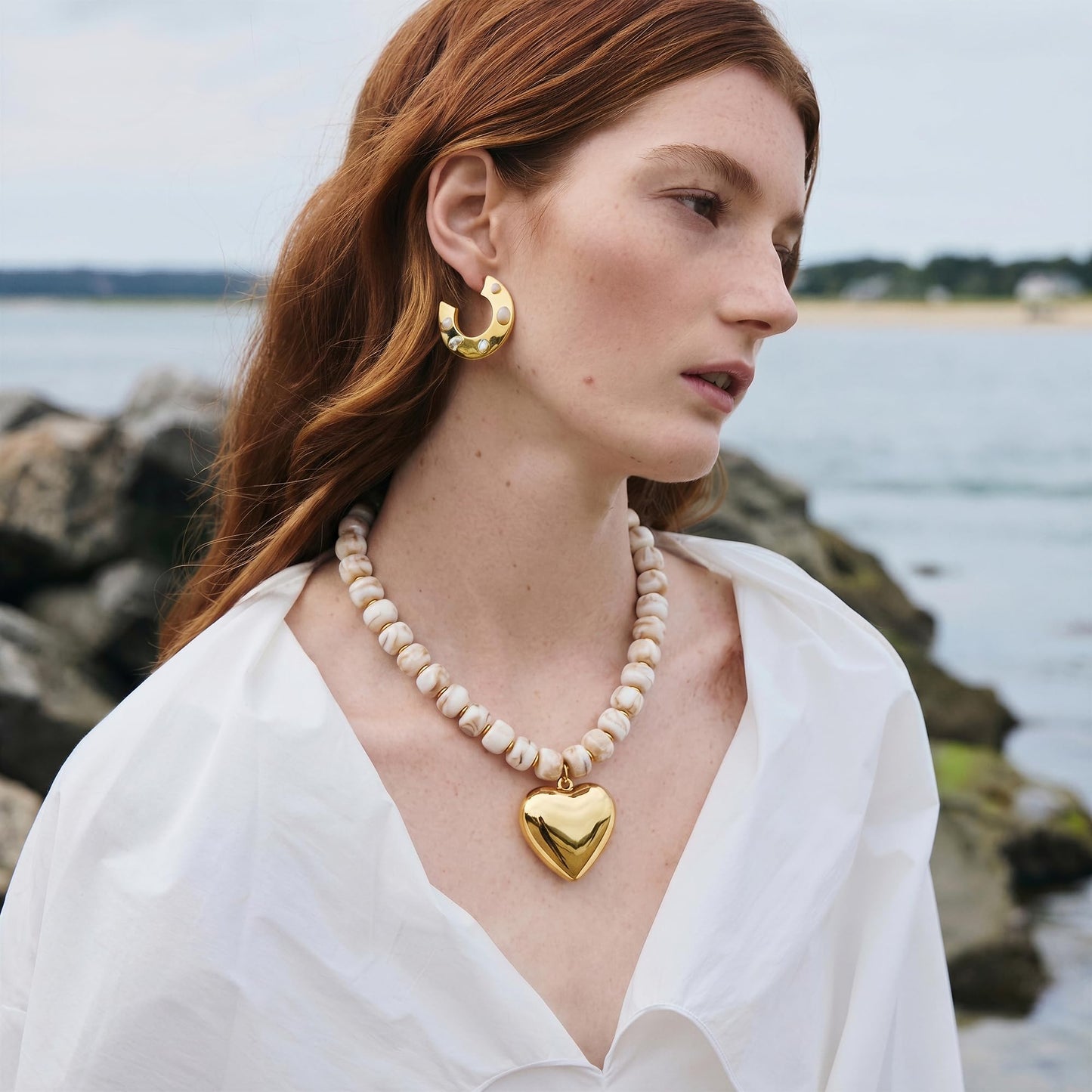 MIUSISHIYU Caramel Beige Faux Stone Resin Chunky Necklaces for Women, Trendy Beaded Puffy Gold Heart Pendant Statement Choker, Lightweight Boho Y2K Summer Beach Jewelry