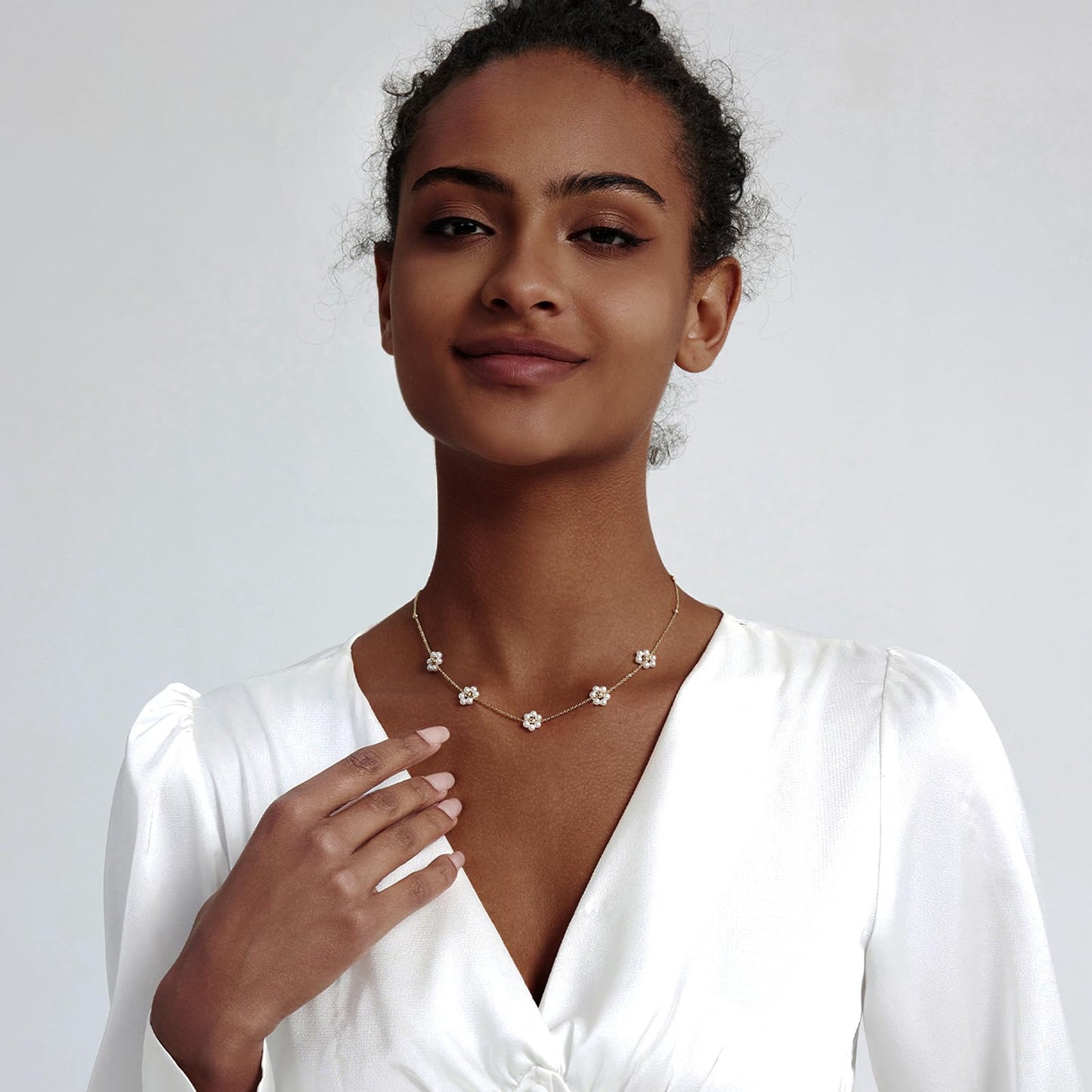 Zeffy Gold Pearl Daisy Necklaces 14K Gold Plated Dainty Chain Cute Daisy Pearl Choker Necklace Flower Necklaces for Women Trendy Jewelry Gifts