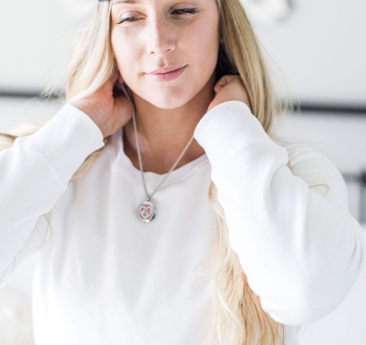 Wild Essentials Mother’s Heart Essential Oil Diffuser Necklace, Stainless Steel Locket Pendant with 24 inch Chain, 12 Color Refill Pads, Customizable Color Changing Perfume Jewelry for Aromatherapy