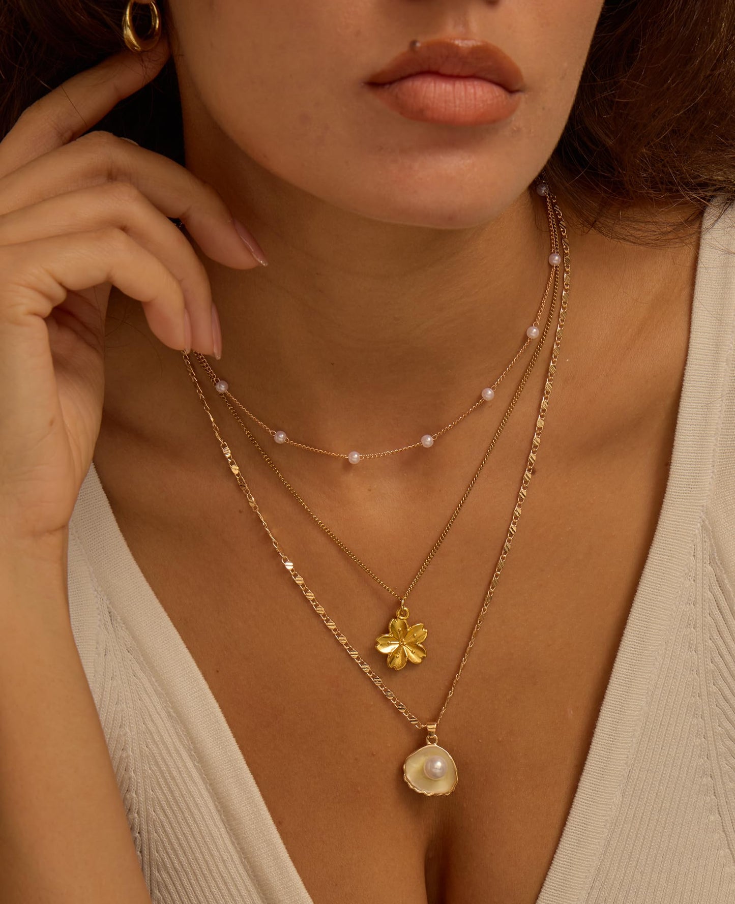 Drogomen Charm Necklaces for Women Layered Pearl Shell Choker Necklace Hibiscus Flower Necklace Beach Outfits for Vacation Summer Beach Hawaiian Jewelry for Women (CW)