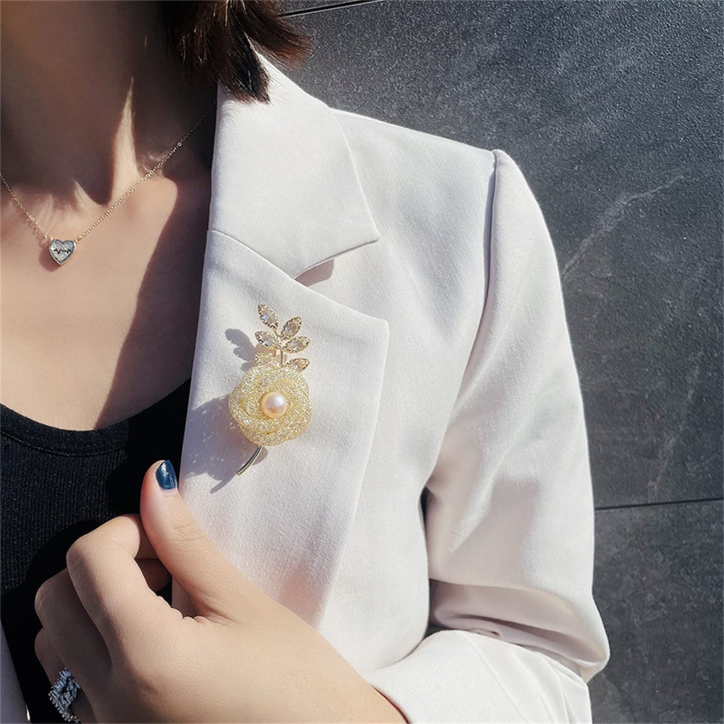 AILONMEI Elegant Pearl Flower Designer Brooch Pins Broches Costume Jewelry For Women Fashion Christmas Gift (Gold Rose)