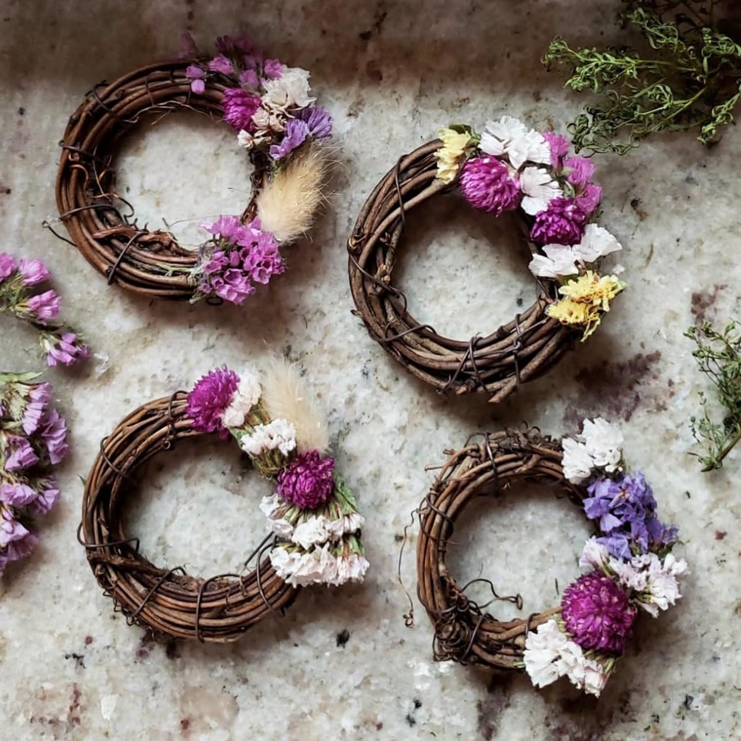 Geytetqi 40 PCS Natural Grapevine Wreaths, 3.2 Inch Beautiful Vine Branch Wreath for DIY Crafts and Christmas Decorations, Ideal for Wedding Decor