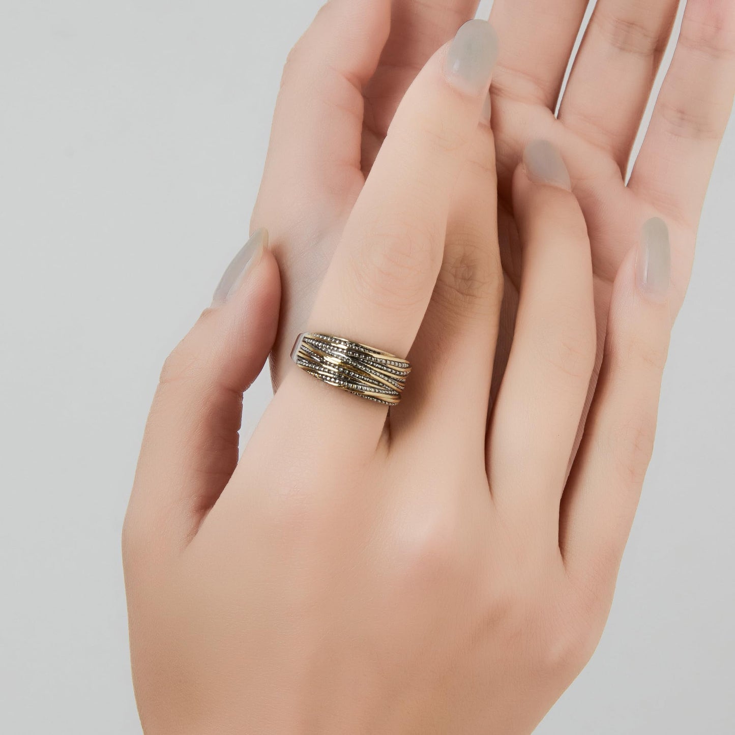 Mytys 2 Tone Intertwined Crossover Statement Ring Fashion Chunky Band Rings for Women Black Gold Silver Rose Gold Plated Wide Index Finger Rings Costume Jewelry (scaled-down Gold and silver, 9)