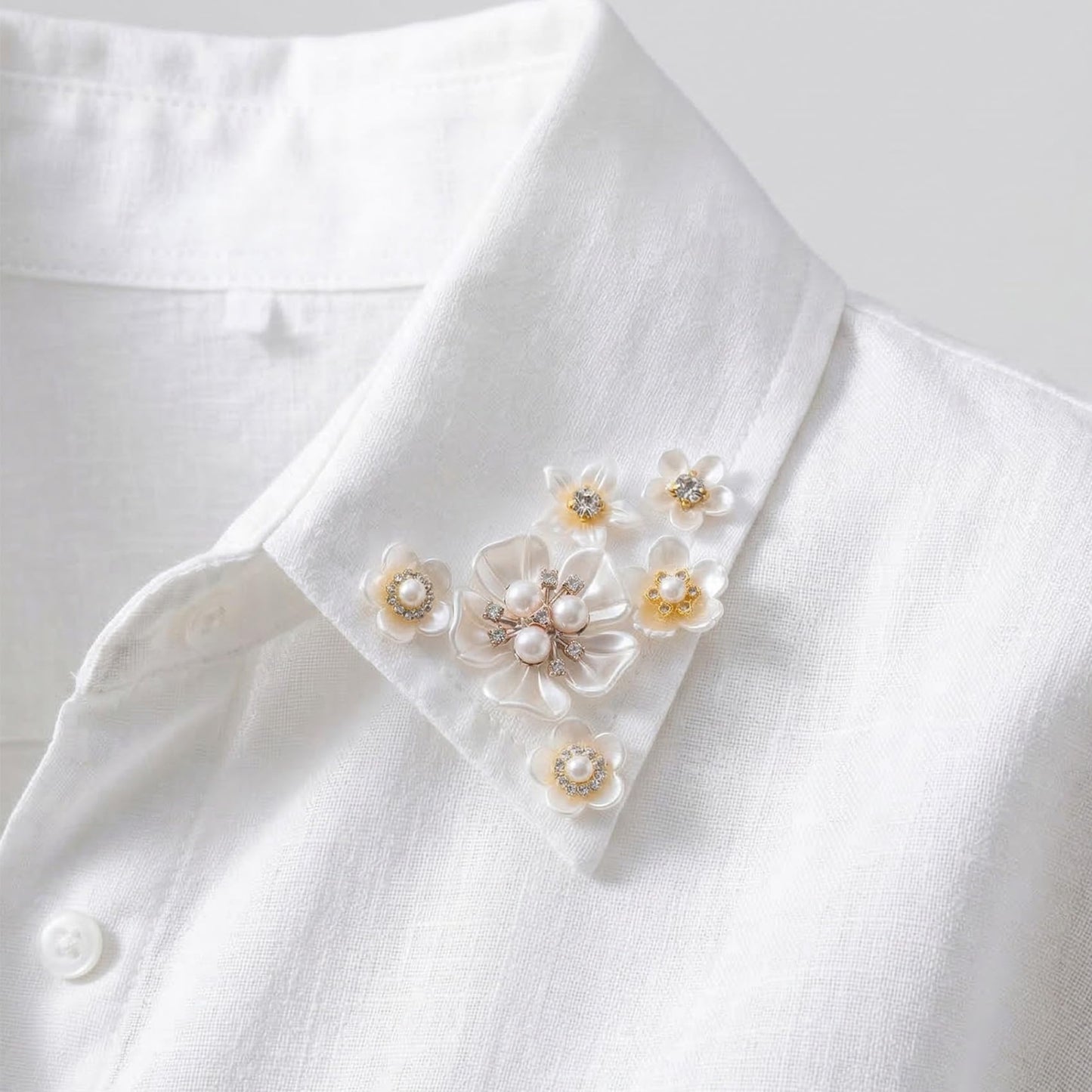 HINZIC 28pcs Flower Pearl Buttons Rhinestone Embellishments, Flatback Faux Pearls Flowers for Crafting, Sparkly Rhinestone Buttons Floral Pearl Applique for DIY Decor Wedding Jewelry - White