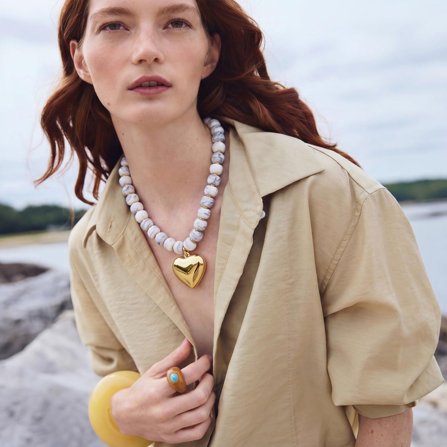 MIUSISHIYU White Grey Faux Howlite Marble Resin Chunky Necklaces for Women, Trendy Beaded Puffy Gold Heart Pendant Statement Choker, Lightweight Boho Y2K Beach Jewelry