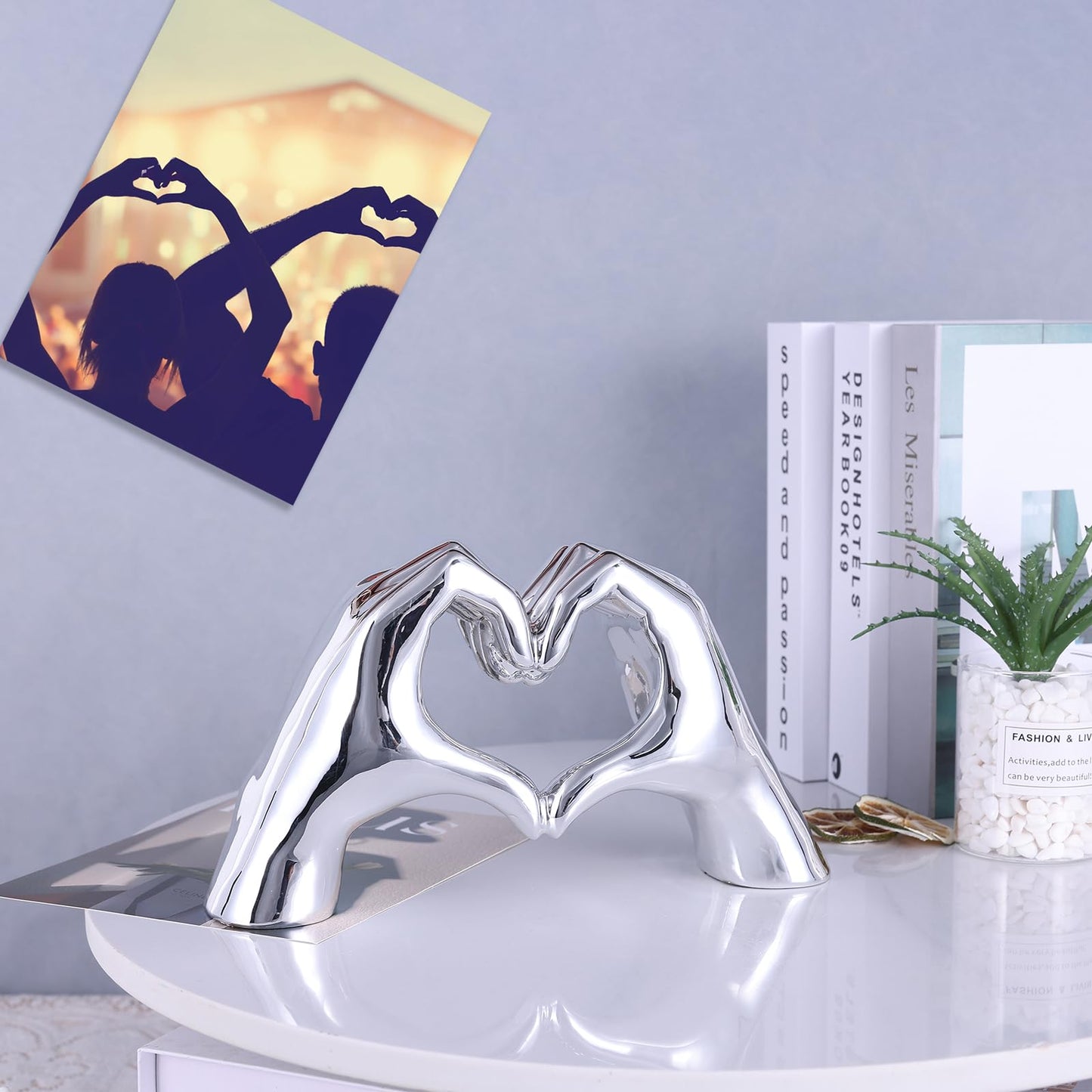 Silver Heart Hands Sculpture , Love Centerpieces Aesthetic Statue and Sculpture Living Room Bedroom Bookshelf Coffe Table Boho Wedding Accents Decorations, Knick Knacks Home Decor for Shelves para