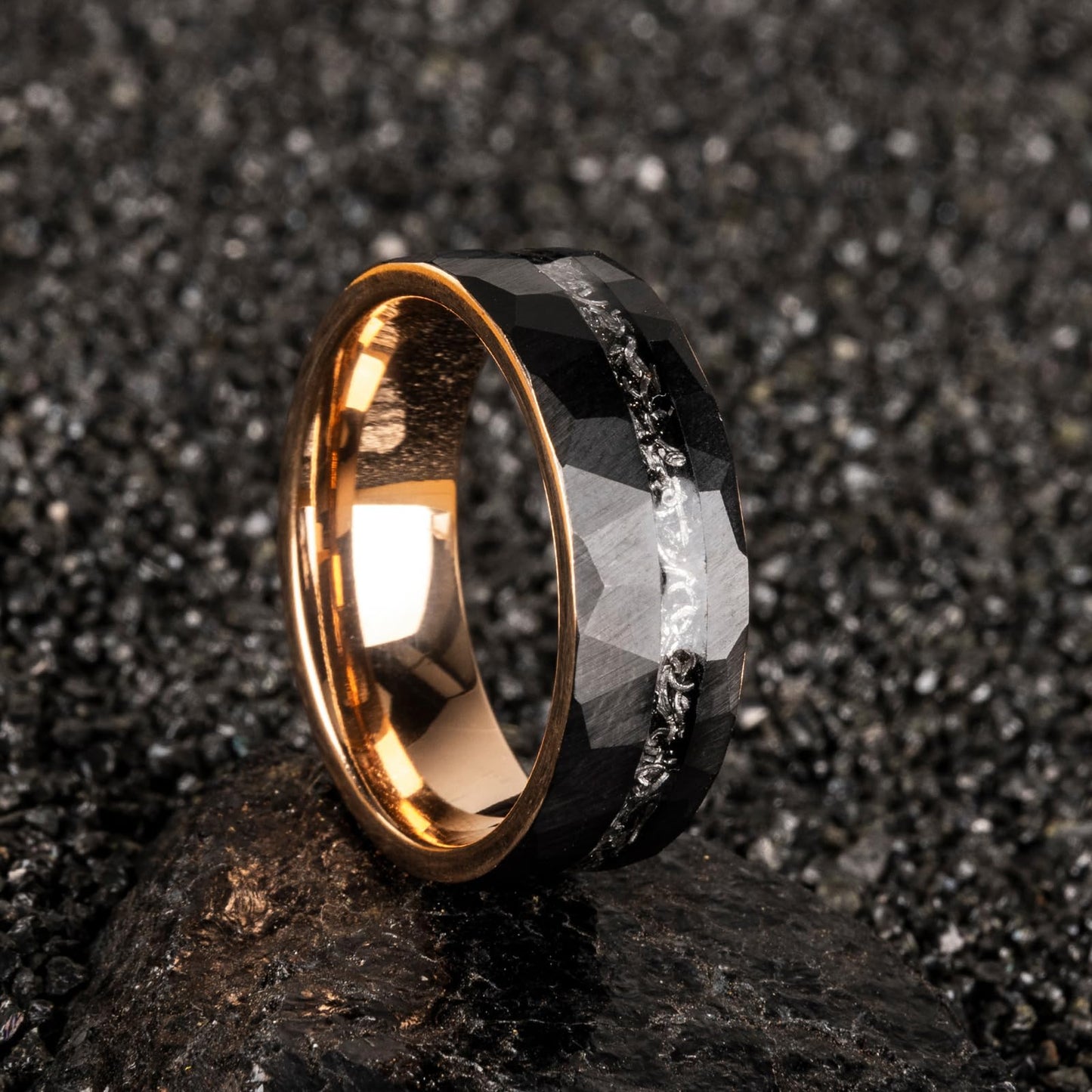 JEWPER 8mm Men Womens Wedding Band Tungsten Rings black rose gold Hammer pattern Fashion Promise Carbide Inlaid Iron Filings Matte Finish Edge Comfort Fit size(6)